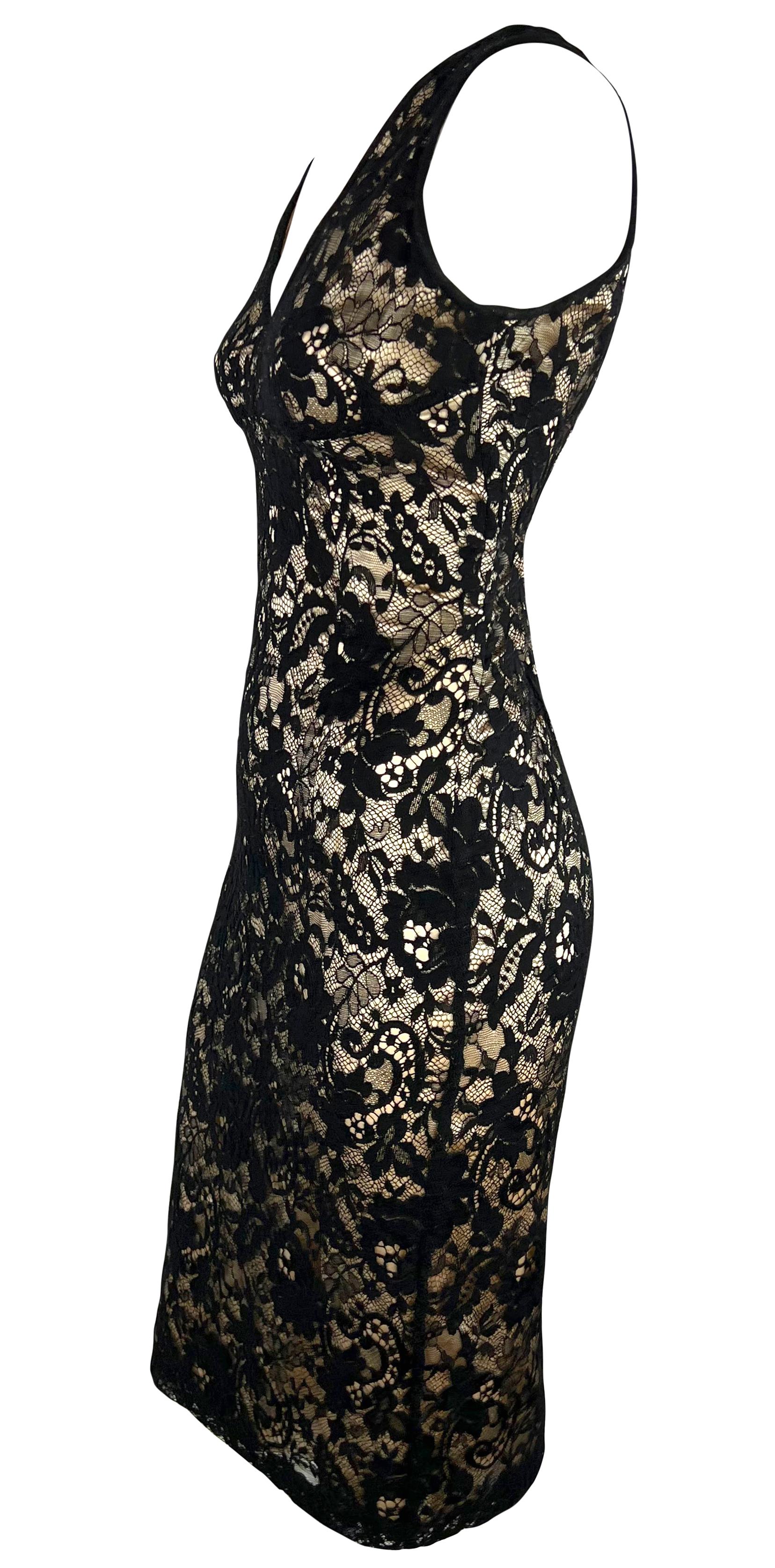 2000s Dolce & Gabbana Vestido sin mangas bodycon de satén beige y encaje negro superpuesto en Excelente estado para la venta en West Hollywood, CA