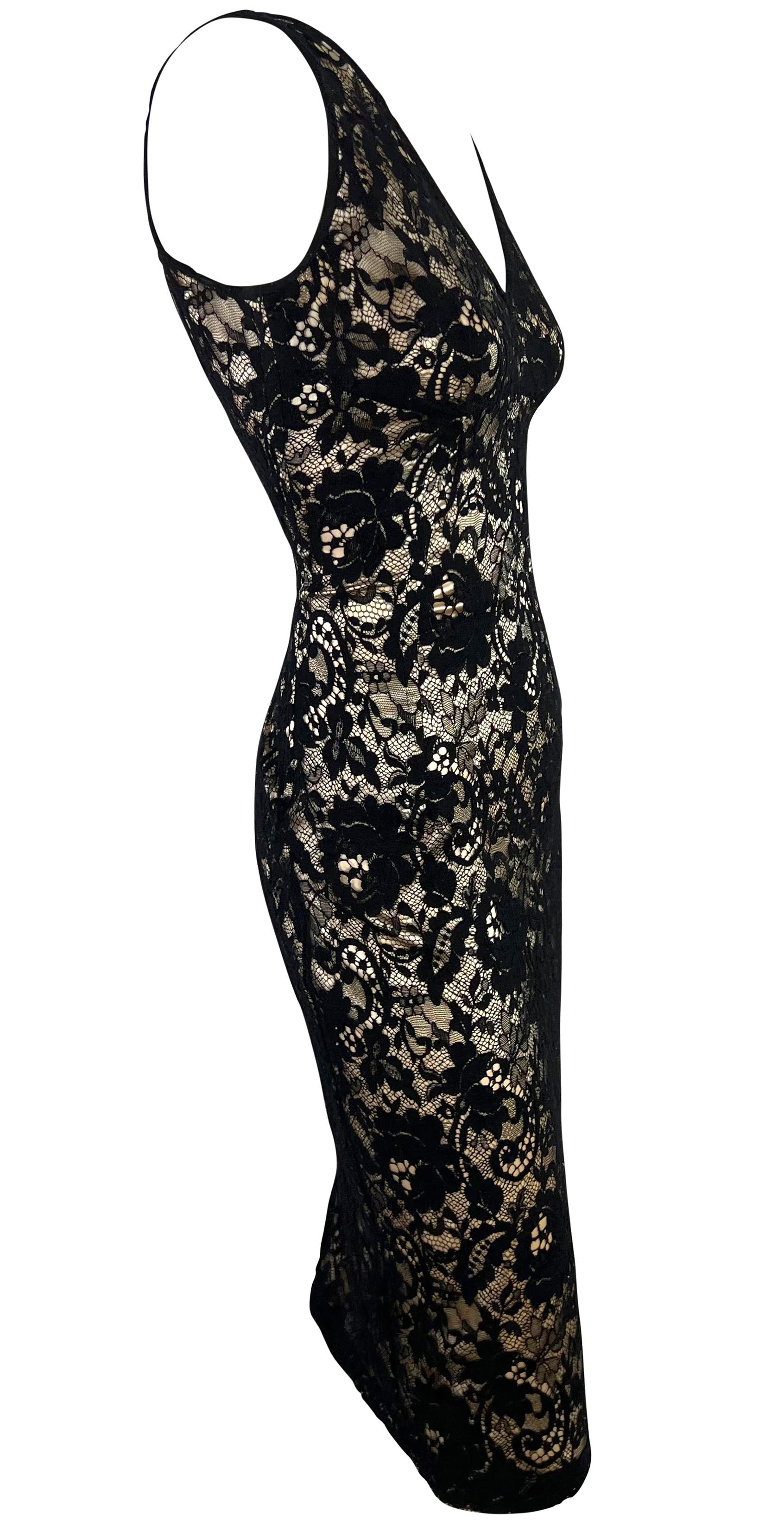 2000s Dolce & Gabbana Vestido sin mangas bodycon de satén beige y encaje negro superpuesto en venta 1