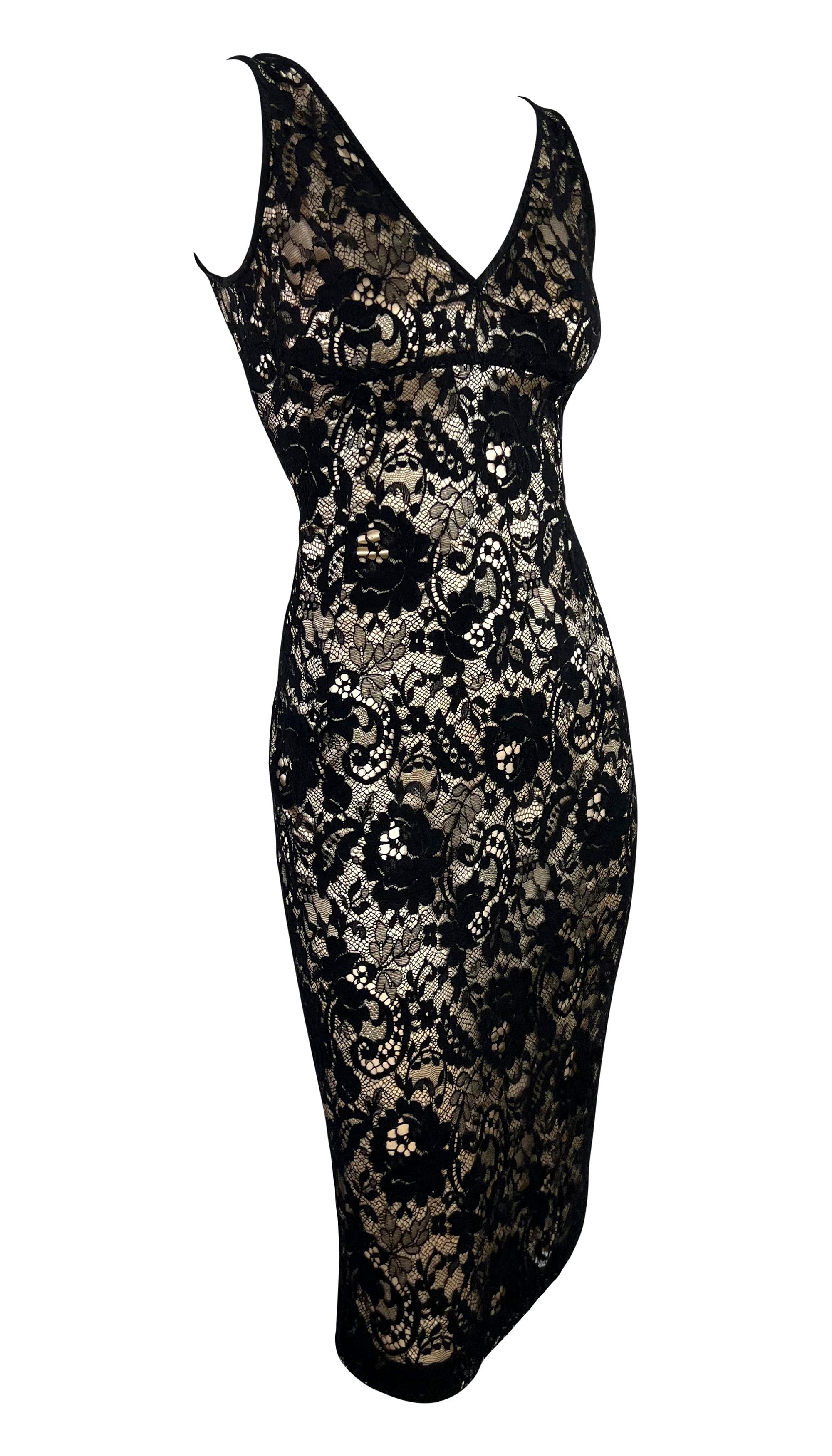 2000s Dolce & Gabbana Vestido sin mangas bodycon de satén beige y encaje negro superpuesto en venta 2