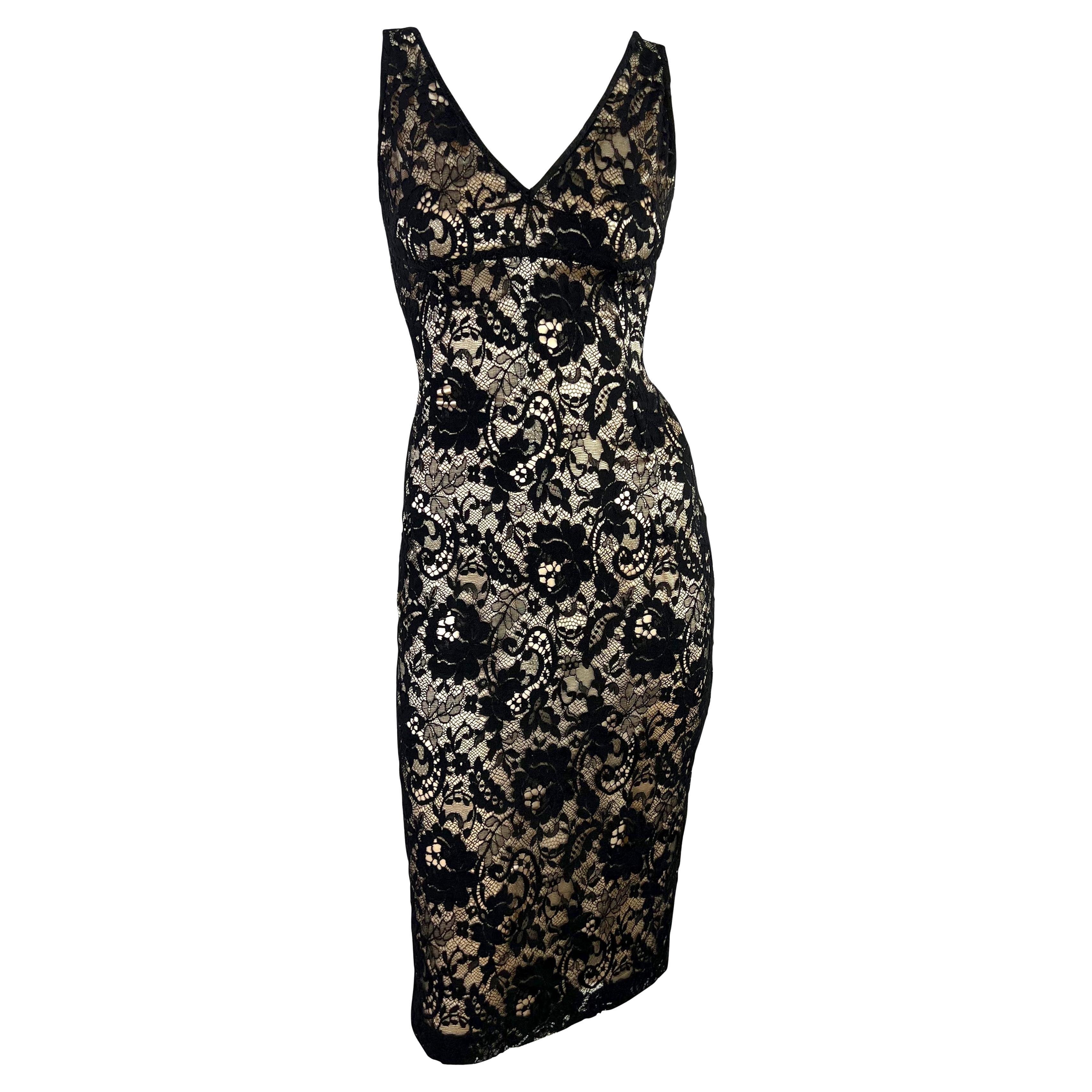 2000s Dolce & Gabbana Vestido sin mangas bodycon de satén beige y encaje negro superpuesto en venta