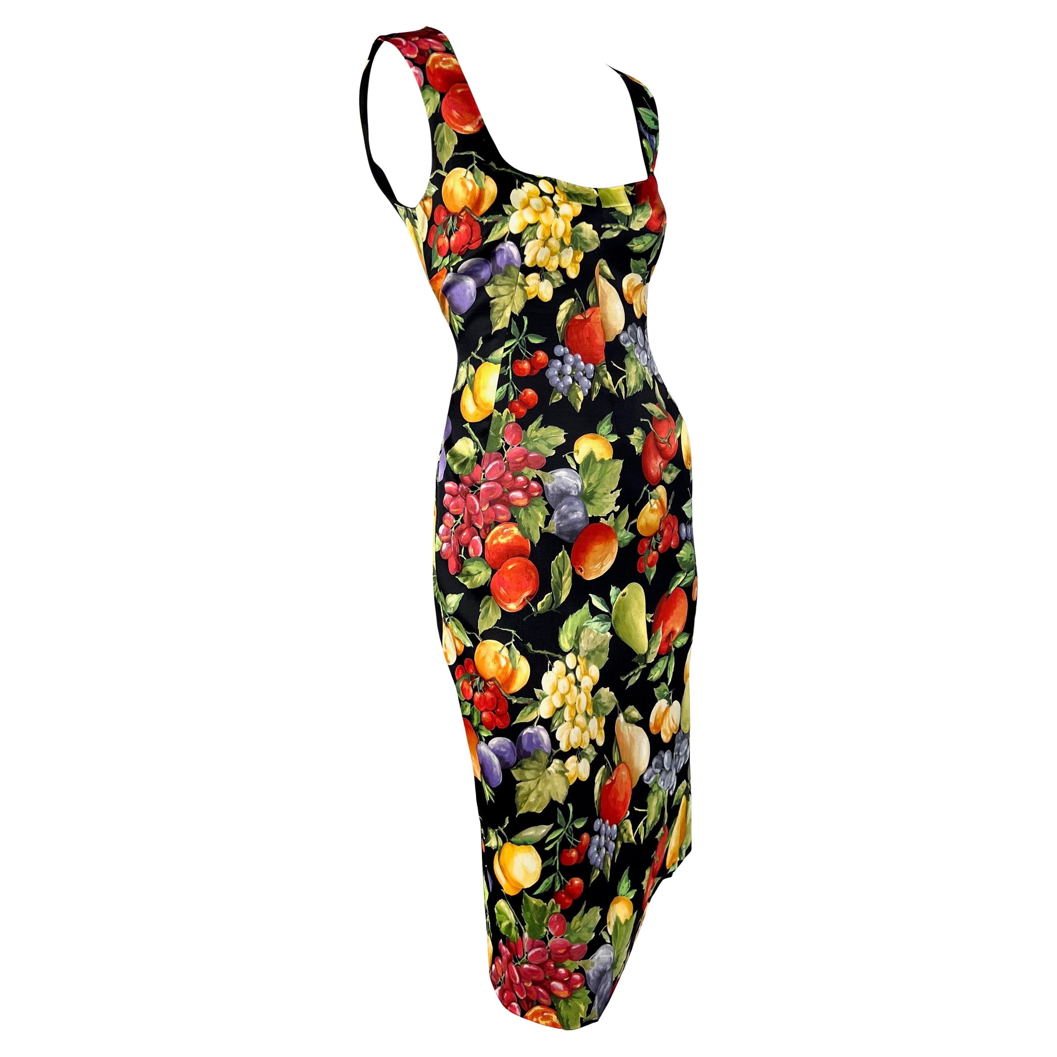 2000er Dolce & Gabbana Schwarzes Bodycon ärmelloses Pin-up-Kleid mit Obstdruck im Angebot 3