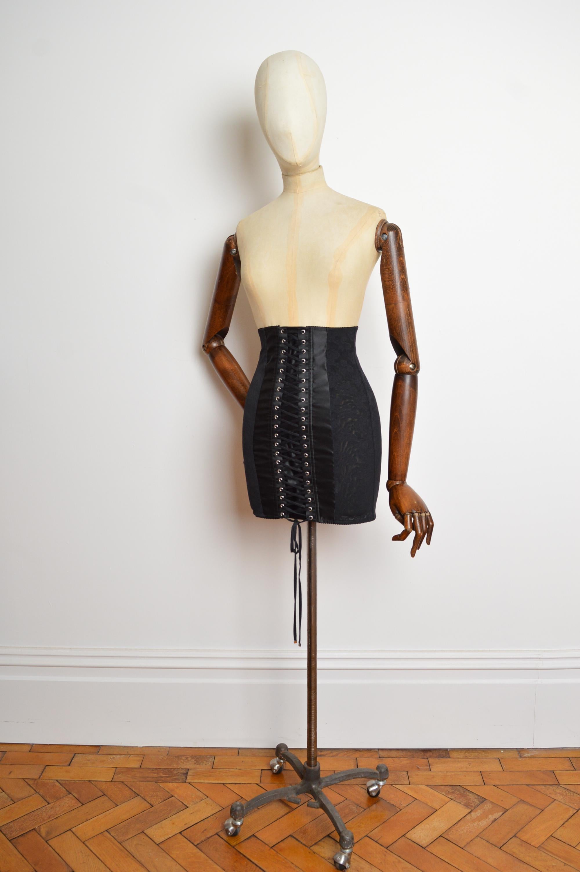 Sexy 2000's Dolce & Gabbana Black High waist Lace up skirt featuring satin intercepted with jacquard panels and exposed chrome zip up reverse. 
Taille recommandée ; K.K. 6 
Les mesures sont indiquées en pouces ('')
Taille ; 24-26