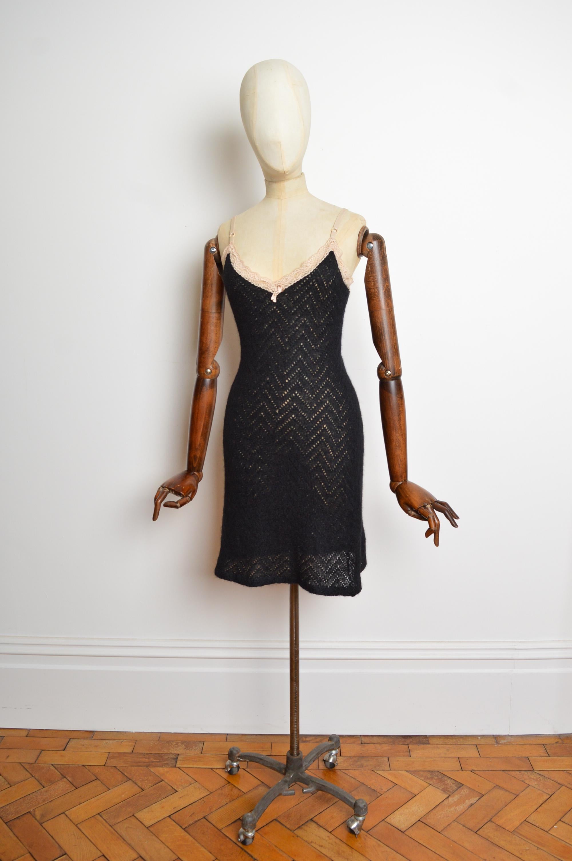Zartes 2000er DOLCE & GABBANA Minikleid aus schwarzem Mohair und cremefarbener Spitze mit verstellbaren Trägern und hübscher Schleife auf der Vorderseite. 
Das Mohair ist halbtransparent und nicht unterfüttert. 
Empfohlene Größe; Medium / UK 8-10