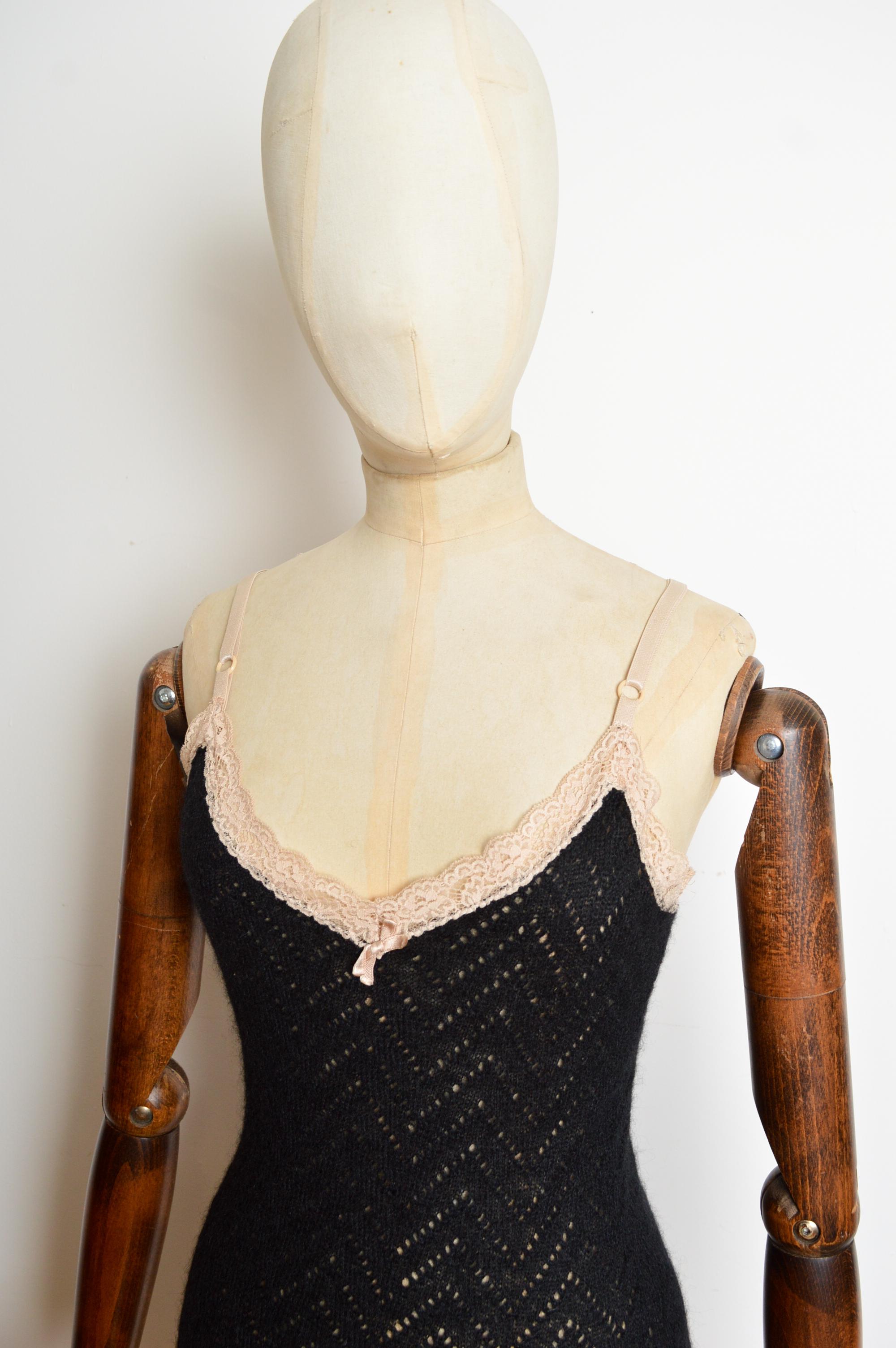 2000er DOLCE & GABBANA Schwarzer Mohair durchsichtiger cremefarbener Spitzenbesatz Mini-Slipkleid Damen im Angebot