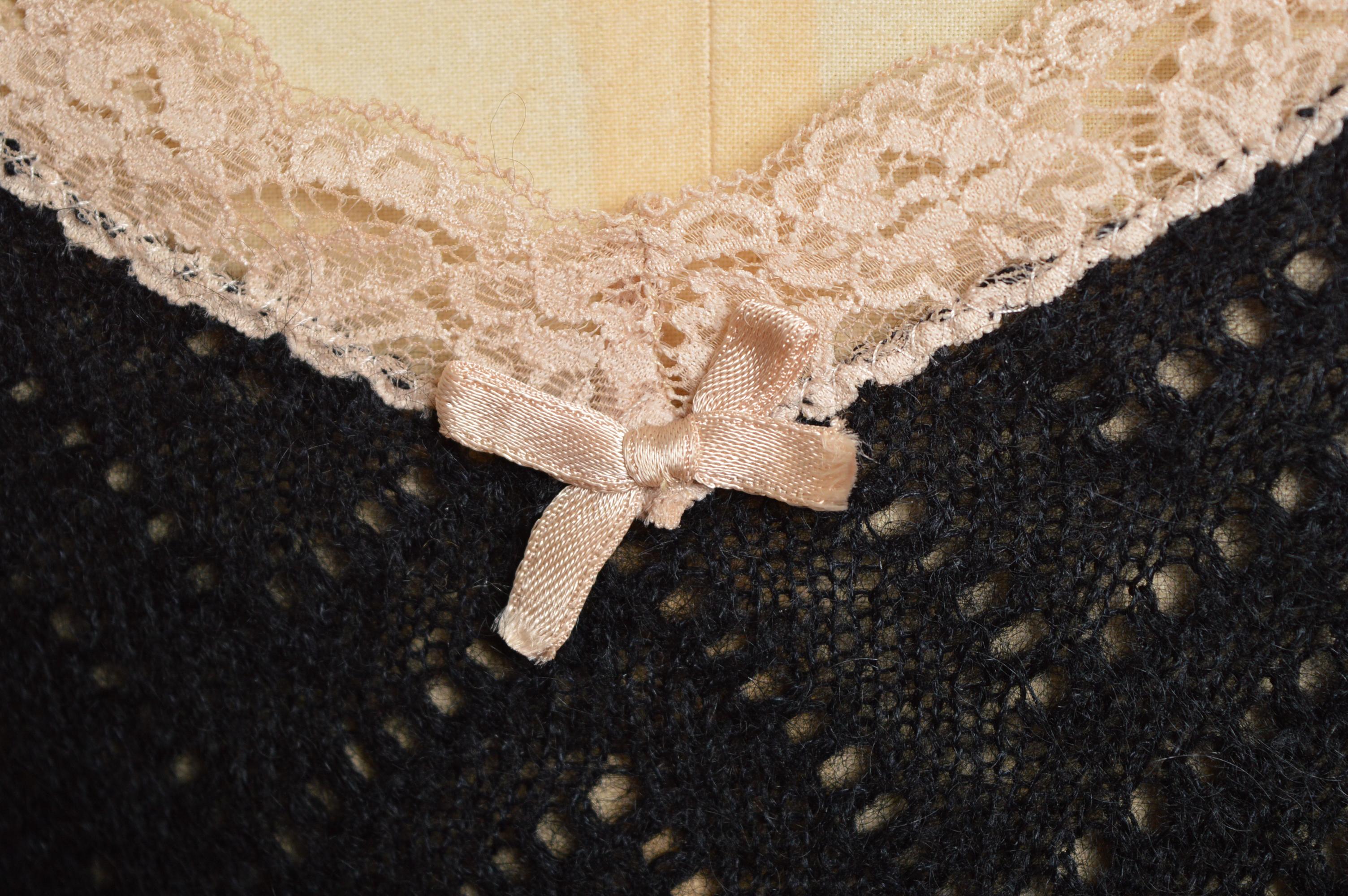2000er DOLCE & GABBANA Schwarzer Mohair durchsichtiger cremefarbener Spitzenbesatz Mini-Slipkleid im Angebot 1