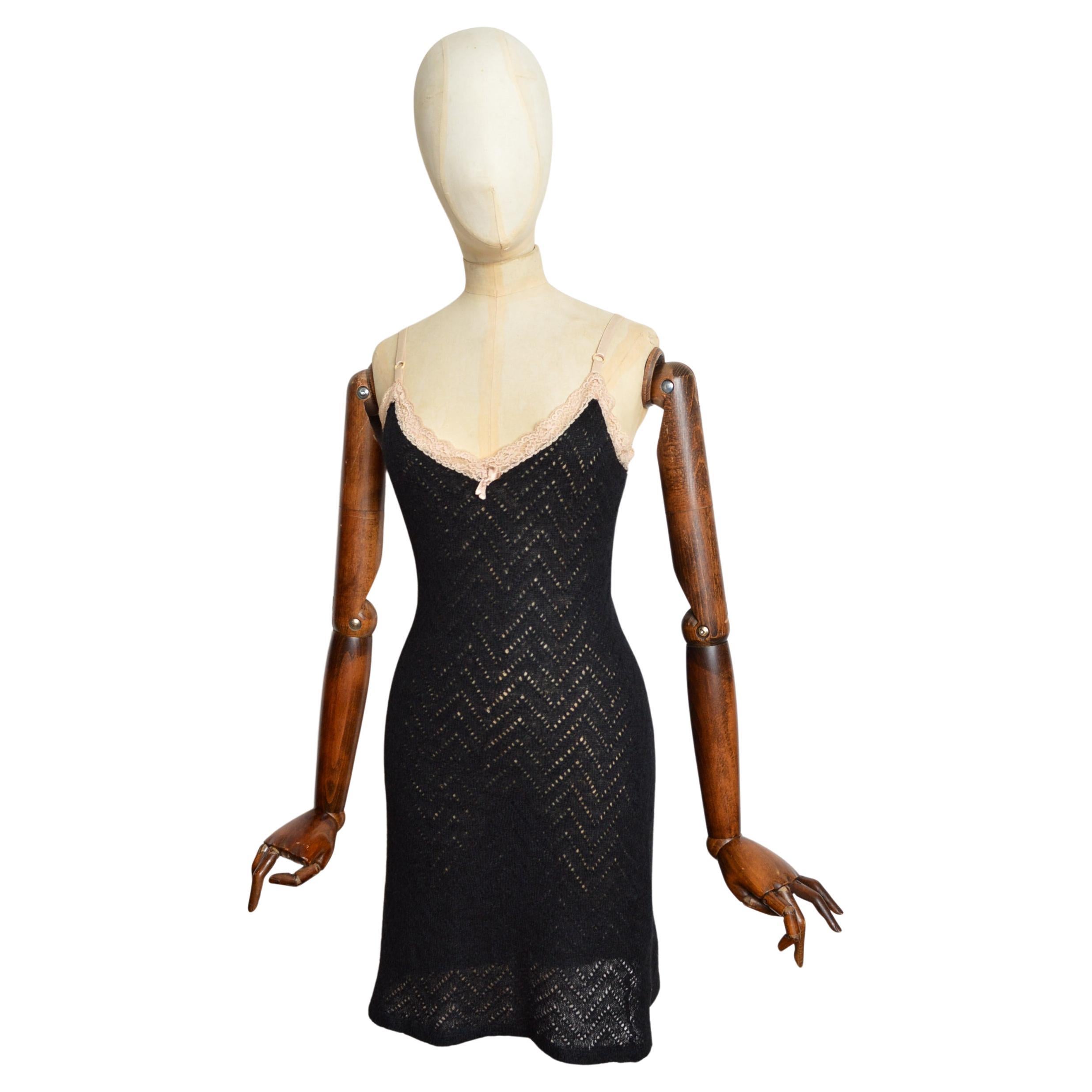 2000er DOLCE & GABBANA Schwarzer Mohair durchsichtiger cremefarbener Spitzenbesatz Mini-Slipkleid im Angebot