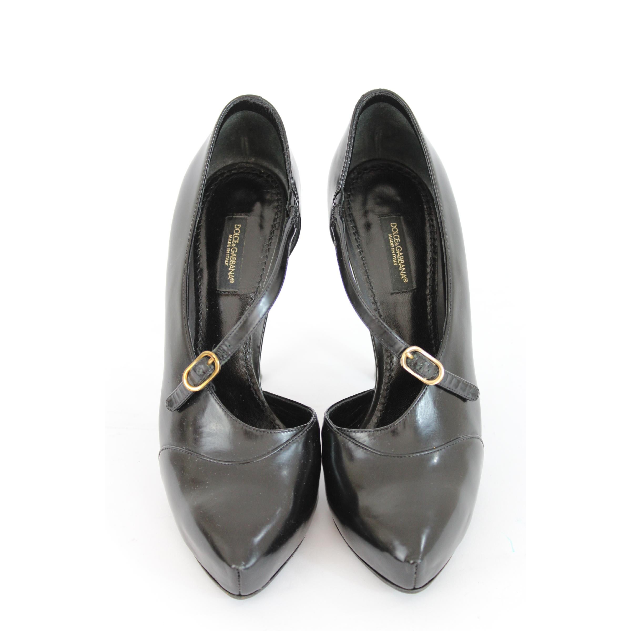 Dolce & Gabbana vintage women's shoes. Decollete black, 100% patent leather. High heel, closure with adjustable band. Code: 1196.2000s. Made in Italy. Excellent vintage conditions.

Size: 37 It 6.5 Us 4 Uk

Heel height: 12 cm