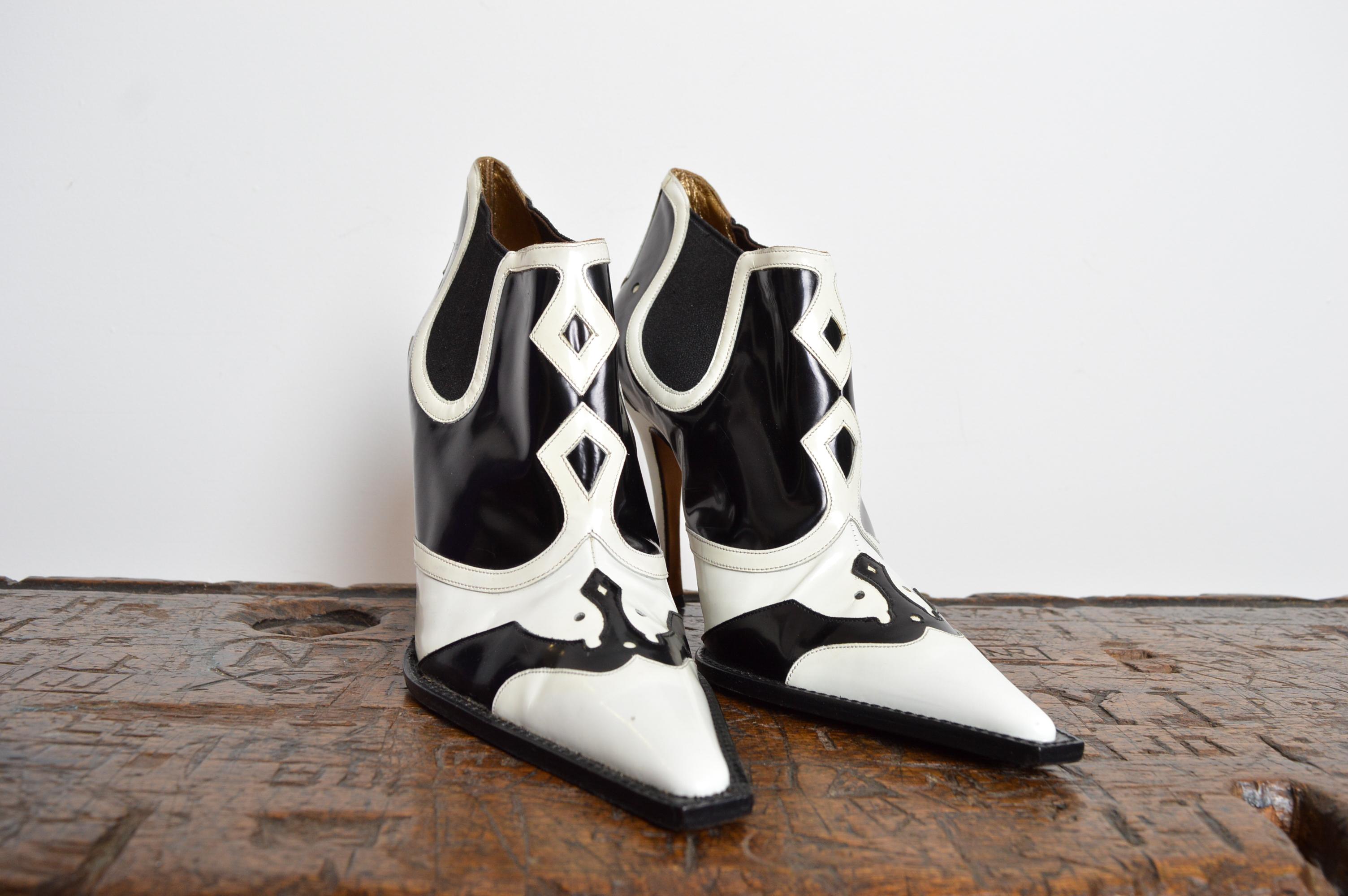 Fabulous 2000’s Dolce & Gabbana Western style heels, crafted from white and black leather with elasticated inserts to ensure a comfortable fit, 4” heel and beautiful full leather soles.
Size; UK 6 / EU 39
Heel Height; 4”
Condition; 8/10 Great