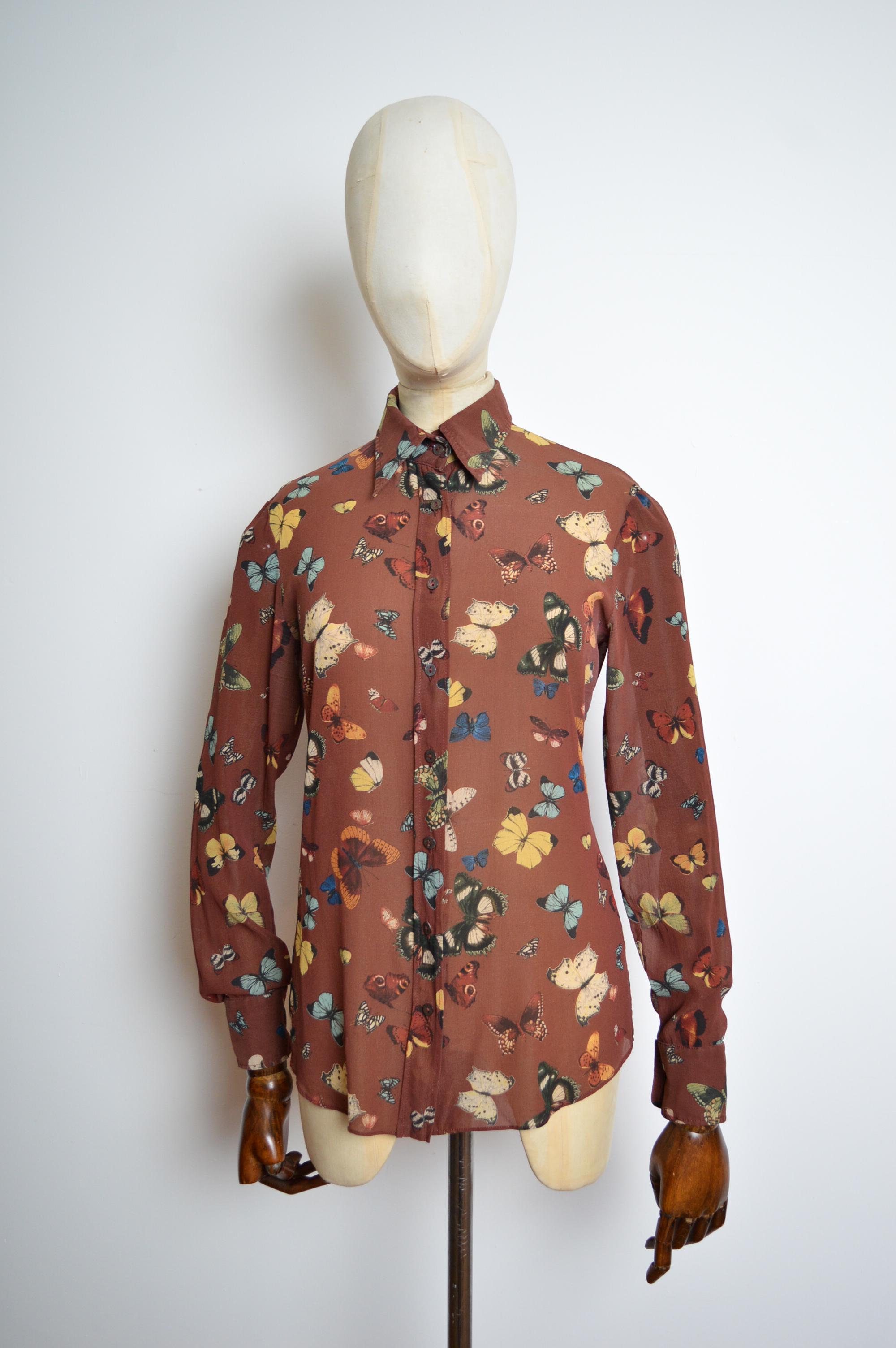 Camicia anni 2000 Dolce & Gabbana in chiffon di seta con stampa a farfalla 
Una bellissima blusa in chiffon di Dolce & Gabbana in seta marrone trasparente con stampa di farfalle.
MADE IN ITALY.
Taglia : K.K. 8-10
Da fossa a fossa; 19