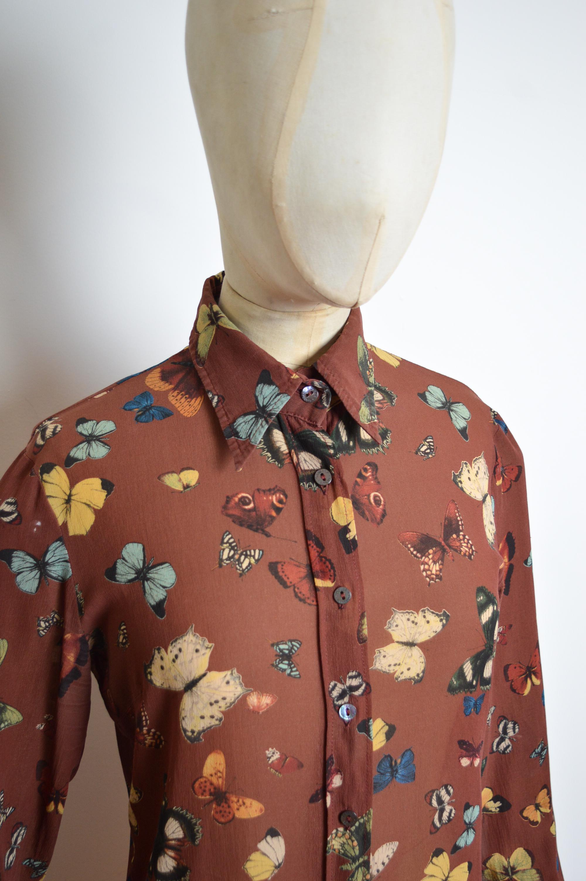 Marrone Dolce & Gabbana, camicia in chiffon di seta marrone con stampa a farfalla degli anni 2000 in vendita