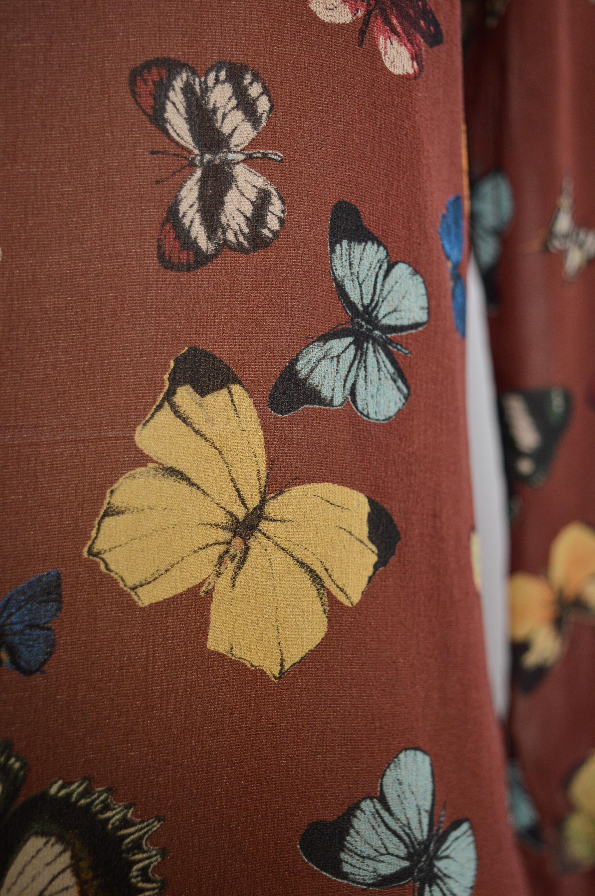Dolce & Gabbana, camicia in chiffon di seta marrone con stampa a farfalla degli anni 2000 In condizioni buone in vendita a Sheffield, GB