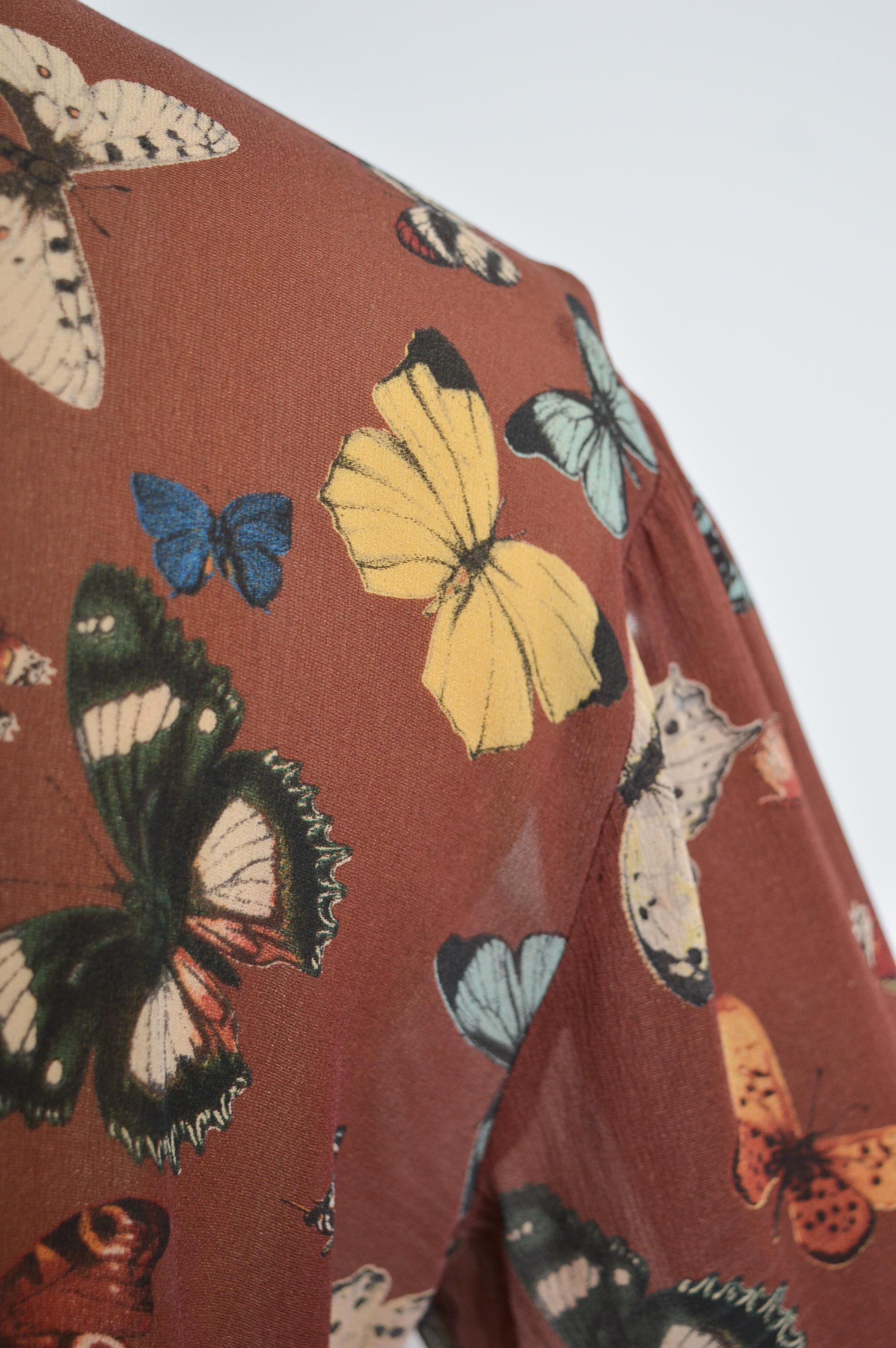 Dolce & Gabbana, camicia in chiffon di seta marrone con stampa a farfalla degli anni 2000 in vendita 3