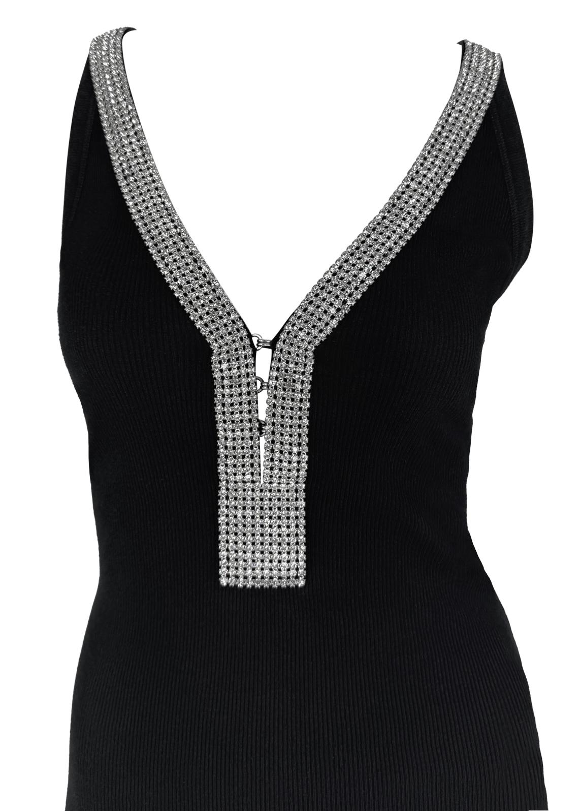 Questa canotta a costine nera degli anni 2000 di Dolce & Gabbana impreziosita da cristalli e strass è realizzata in morbido tessuto a costine. Il design è caratterizzato da una scollatura profonda ornata da strass di cristallo abbaglianti.

Misure
