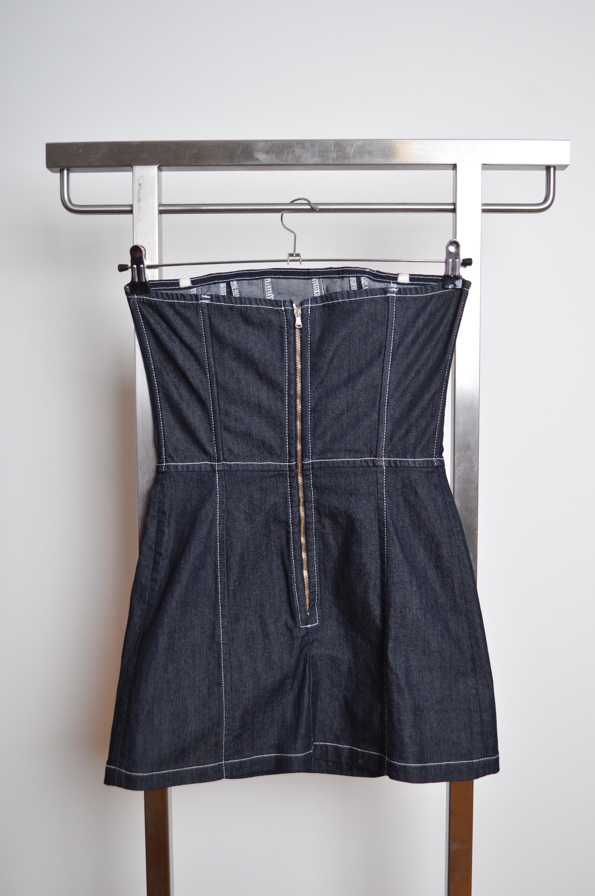 Dolce & Gabbana, mini-robe corset de sport sans bretelles en jean bleu foncé, années 2000 en vente 2