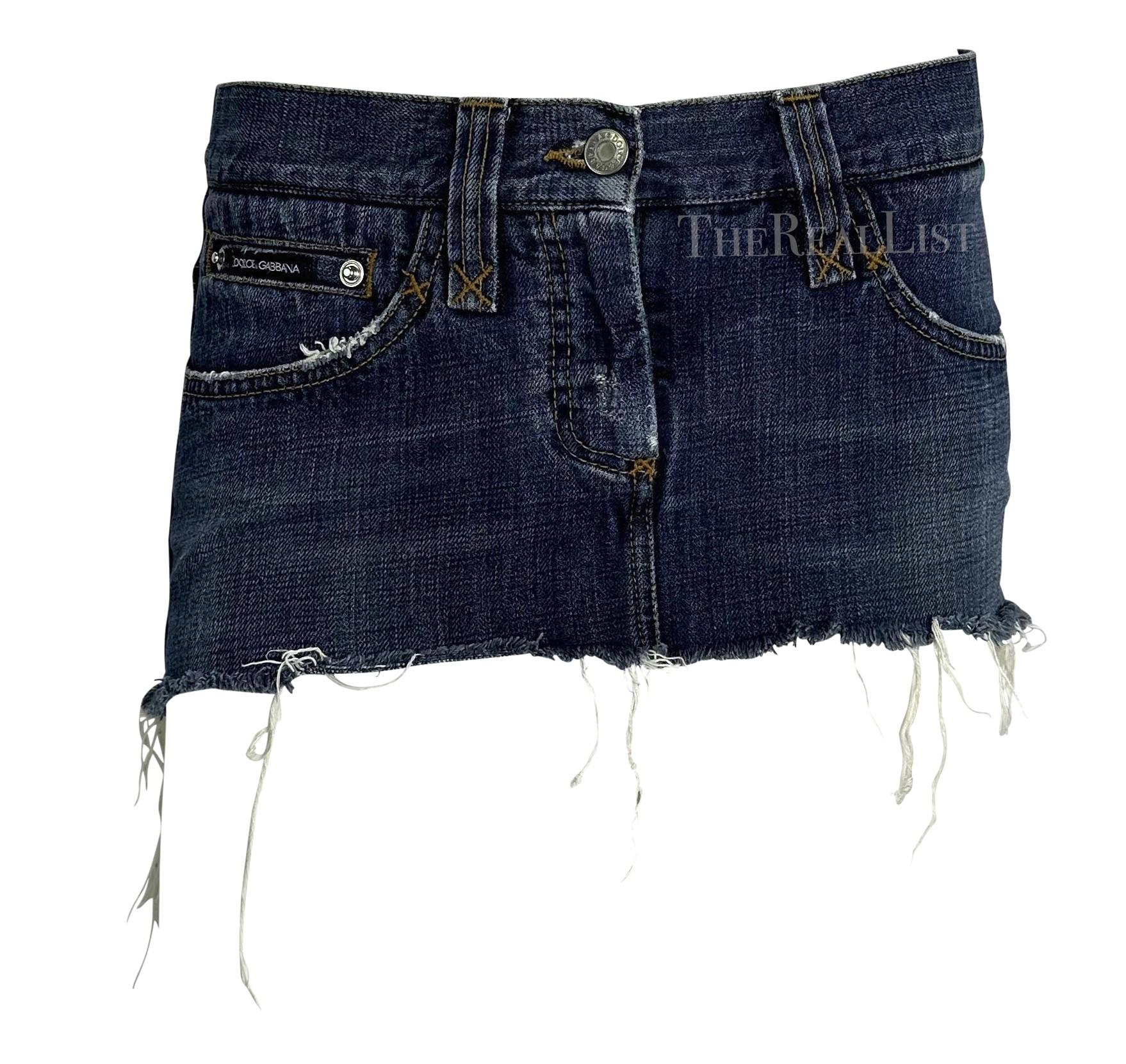 2000er Dolce & Gabbana Distressed Super Mini Denim Logo-Rock aus Denim im Used-Look Damen