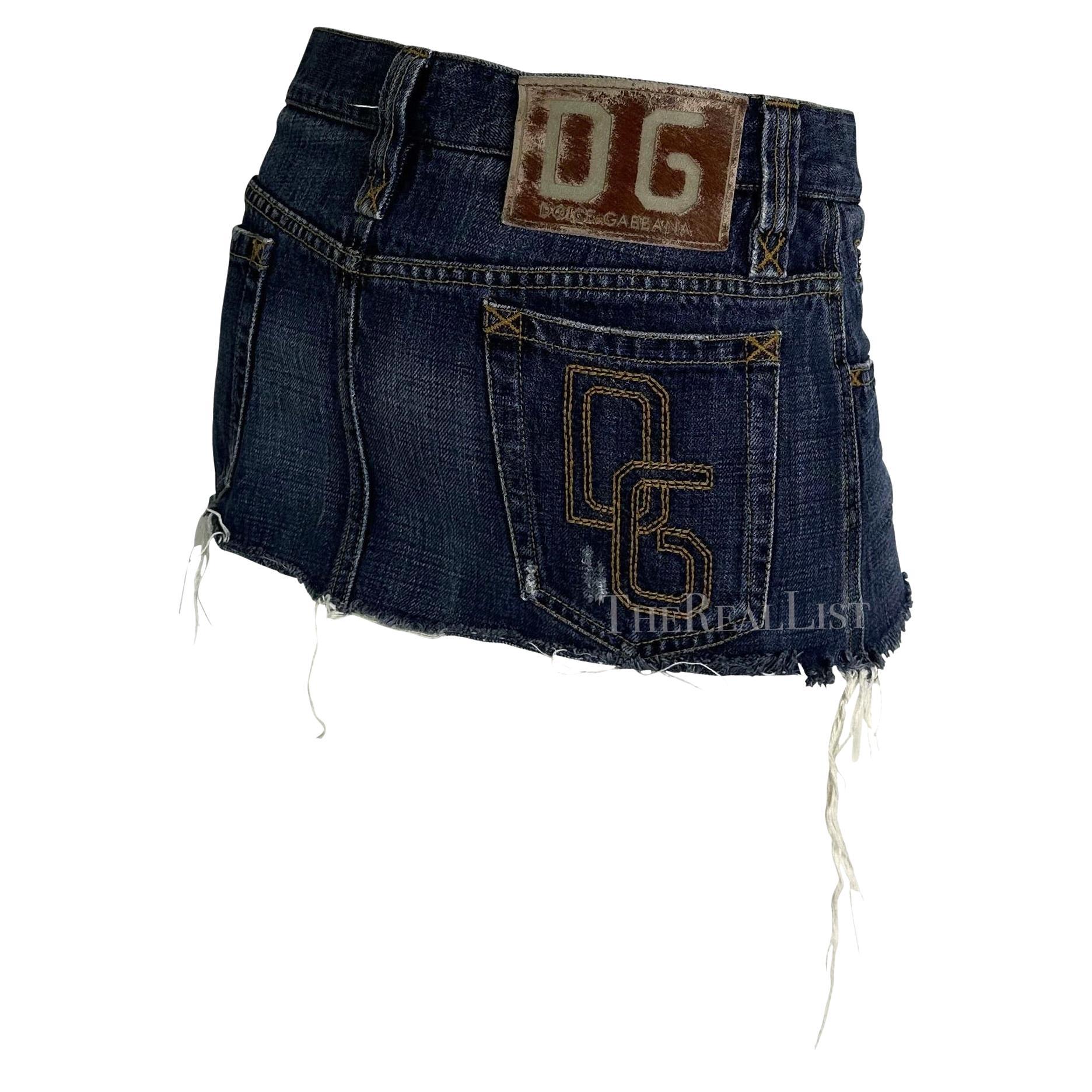 2000er Dolce & Gabbana Distressed Super Mini Denim Logo-Rock aus Denim im Used-Look 