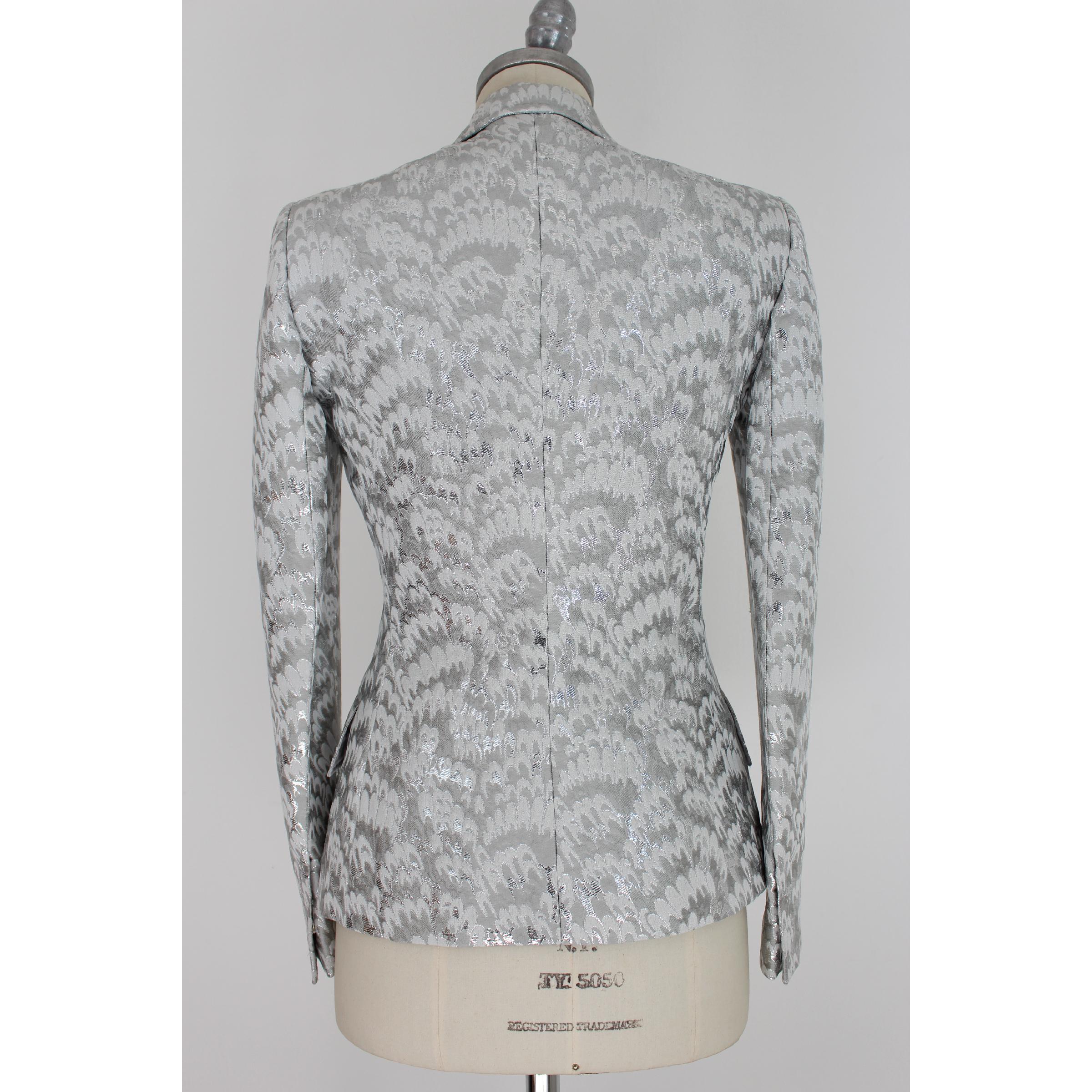 Dolce & Gabbana vintage women's jacket, white and gray damask color with silver thread. Closure with hidden buttons. 52% acetate 36% cotton 7% polyester 5% polyamide. 100% silk lining. 1990s. Made in Italy. Excellent vintage conditions.

Size: 40 It