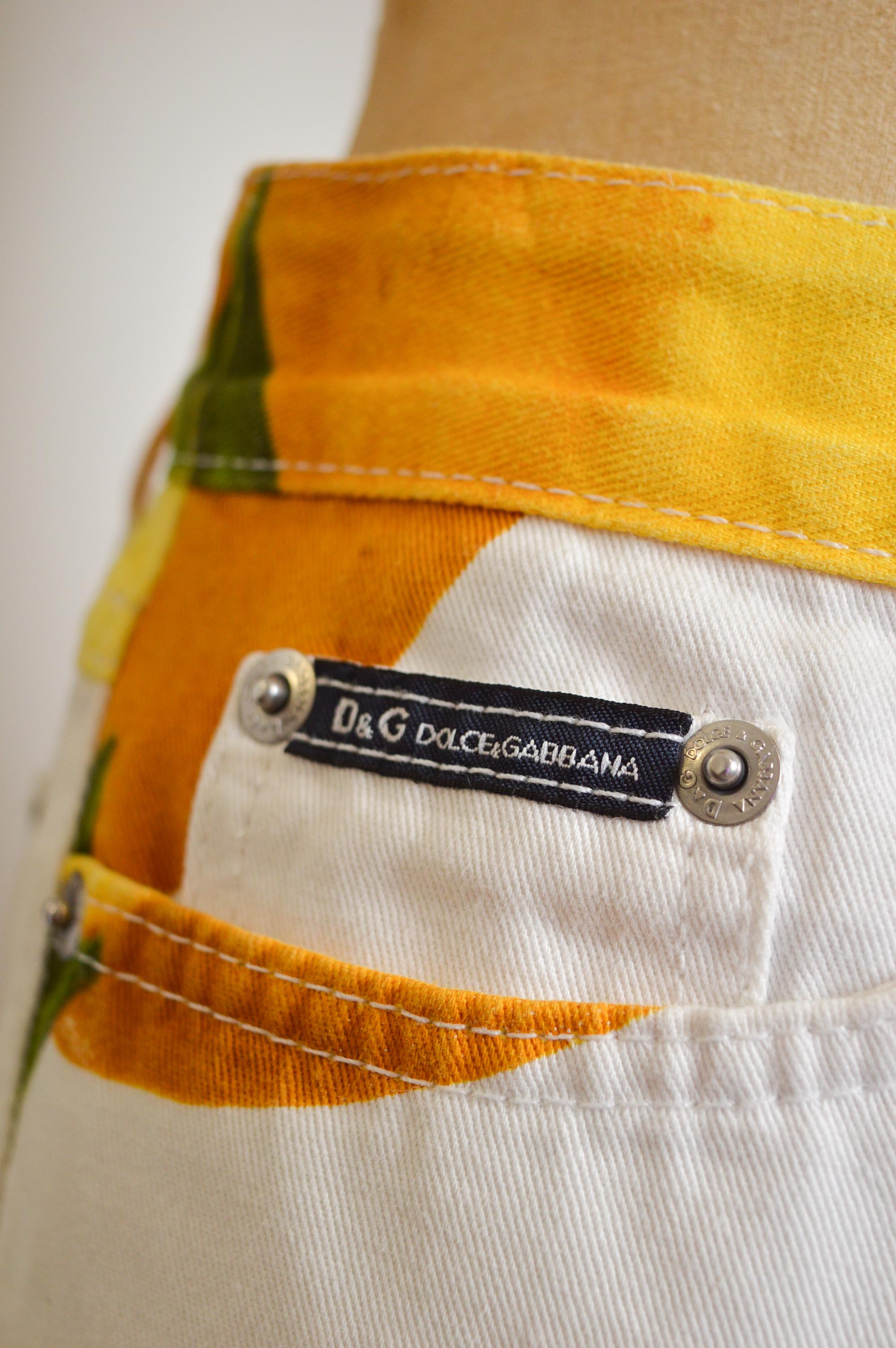 2000's DOLCE & GABBANA Lemon Print Summer Fruit Capri Pants - Crop Trousers For Sale 7