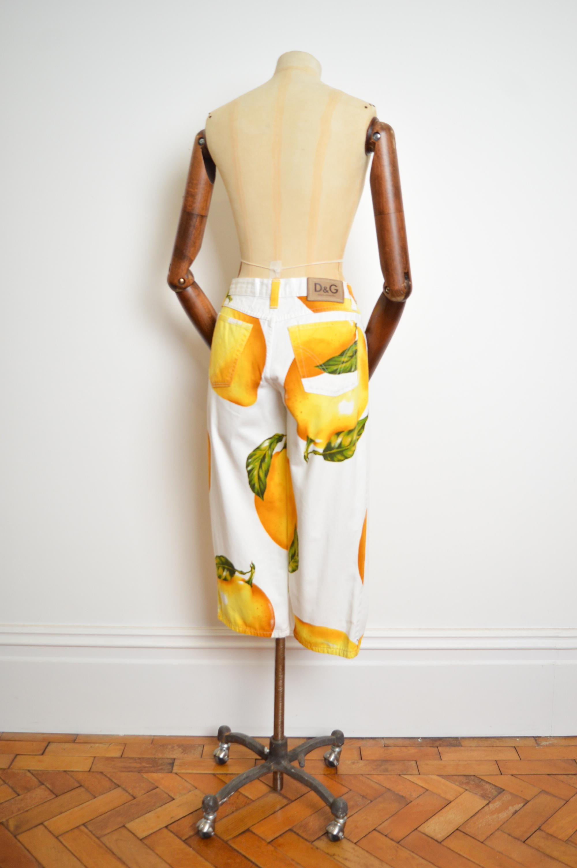 2000's DOLCE & GABBANA Lemon Print Summer Fruit Capri Pants - Crop Trousers For Sale 8