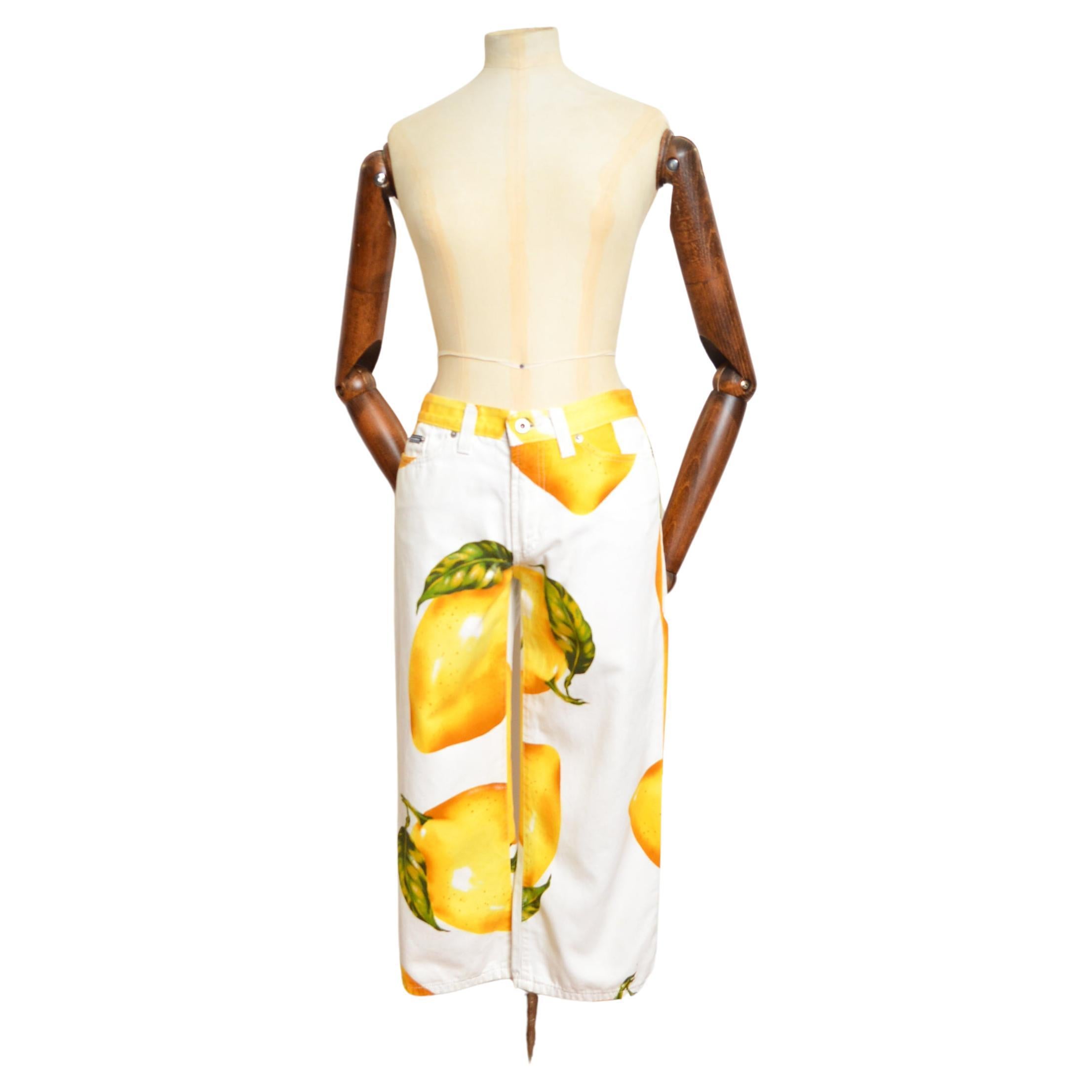 Pantalon 'Capri' Dolce & Gabbana Vintage 2000's en coton imprimé citron avec une jambe qui passe au dessus du genou !

FABRIQUÉ EN ITALIE.  

Fermeture à glissière / bouton
Design/One classique à 4 poches 
Grandes boucles de ceinture 
Impression