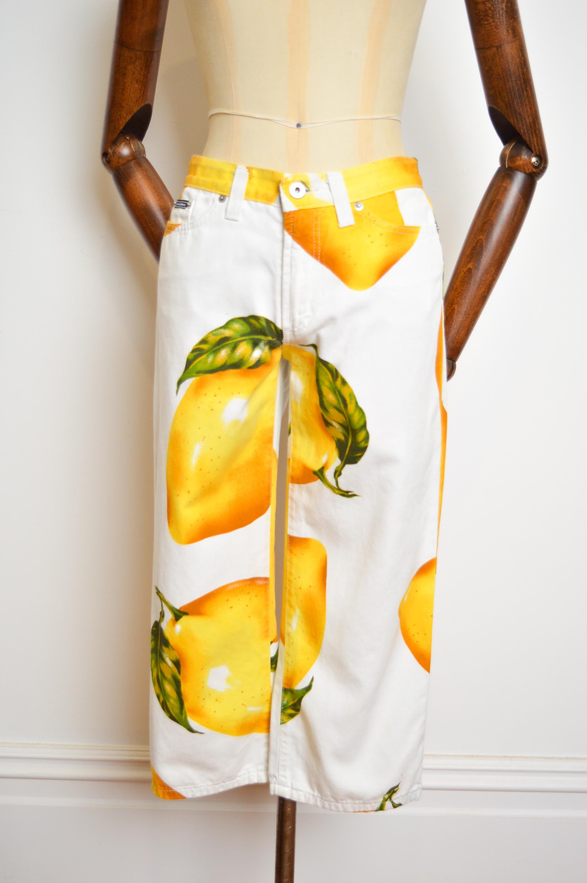 2000's DOLCE & GABBANA Lemon Print Summer Fruit Capri Pants - Crop Trousers In Good Condition For Sale In Sheffield, GB
