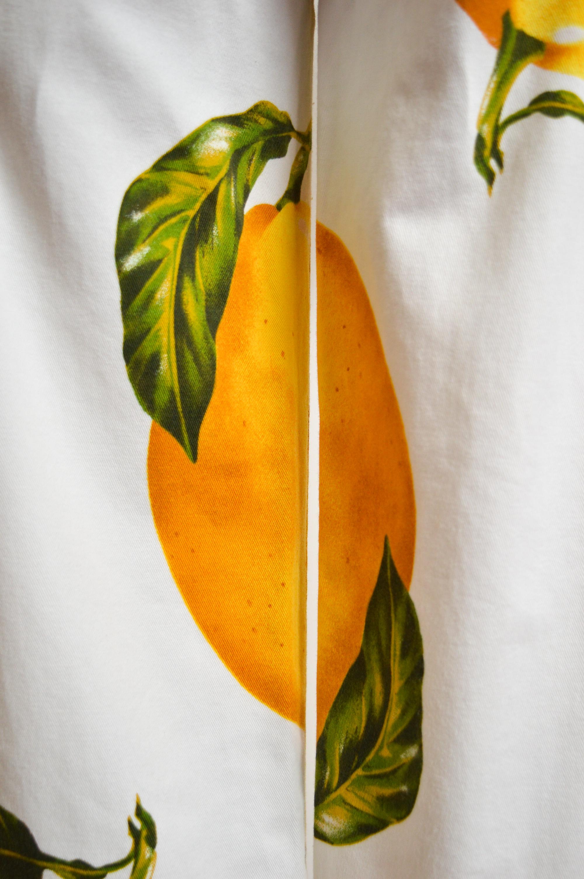 2000's DOLCE & GABBANA Lemon Print Summer Fruit Capri Pants - Crop Trousers For Sale 3