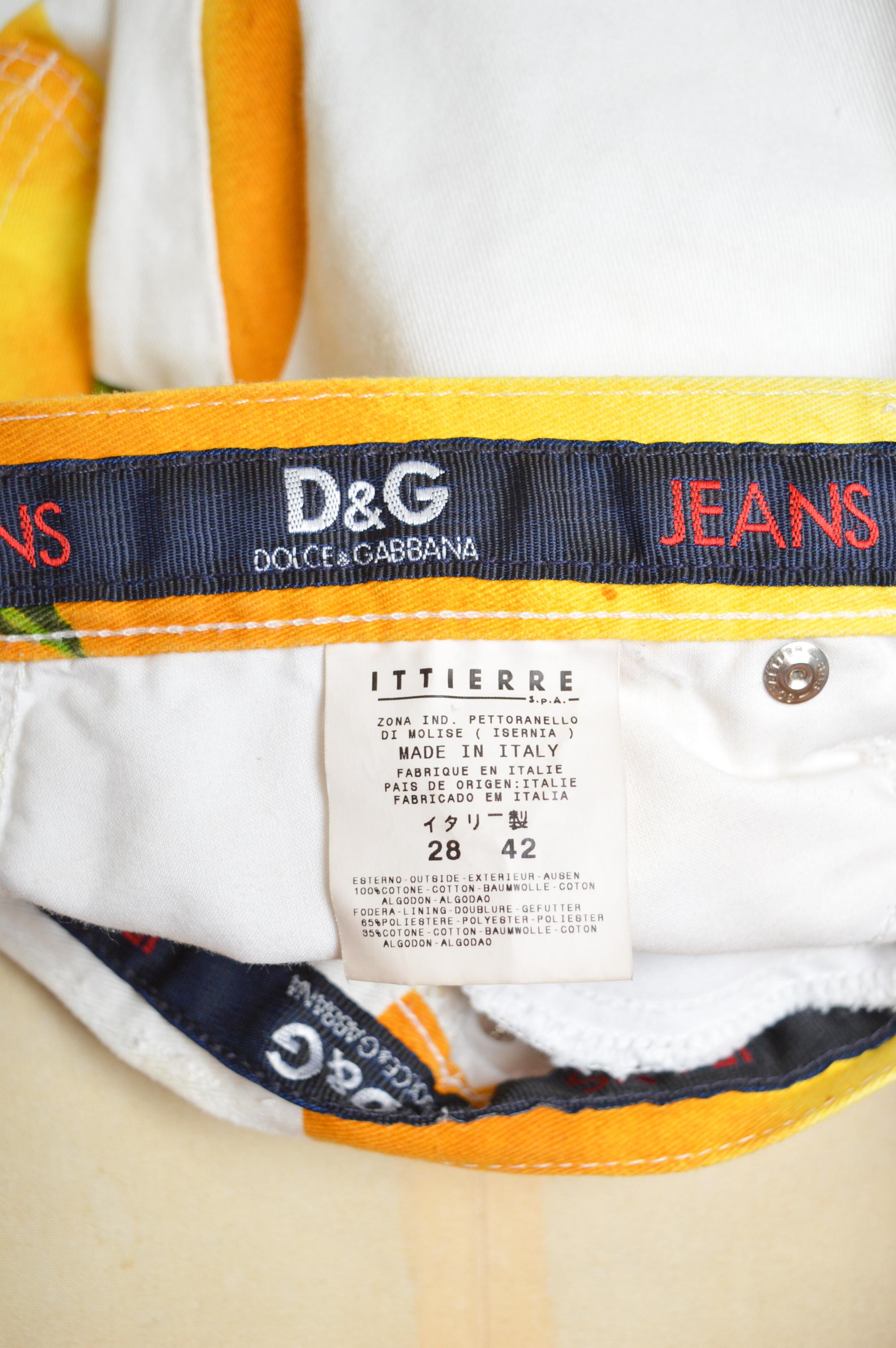 2000's DOLCE & GABBANA Lemon Print Summer Fruit Capri Pants - Crop Trousers For Sale 4