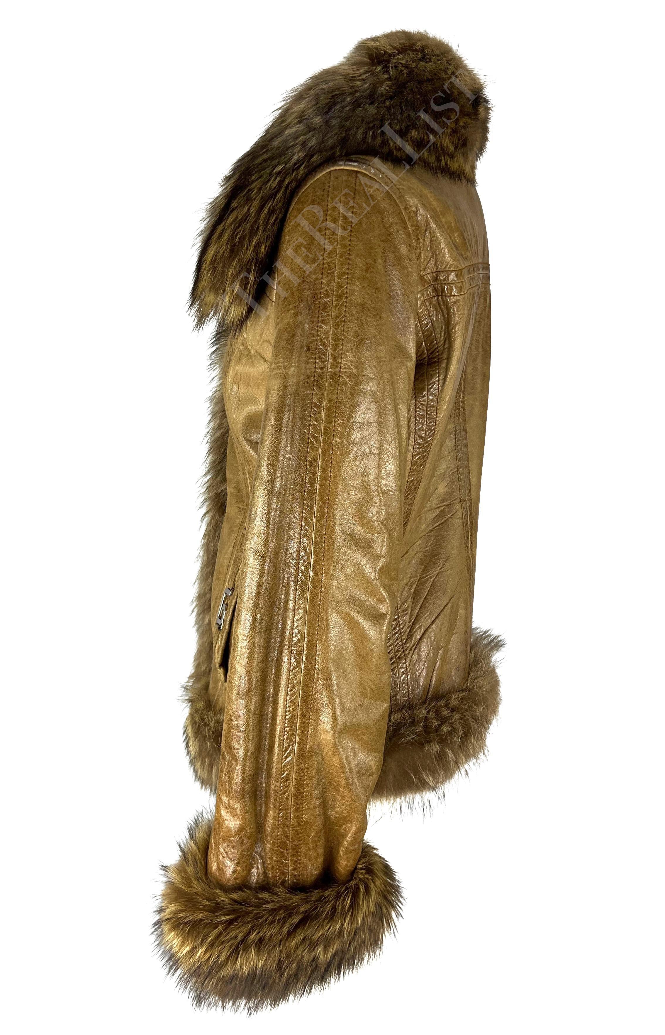 2000s Dolce & Gabbana Logo Hebilla Marrón Abrigo de piel charol envejecido en Excelente estado para la venta en West Hollywood, CA