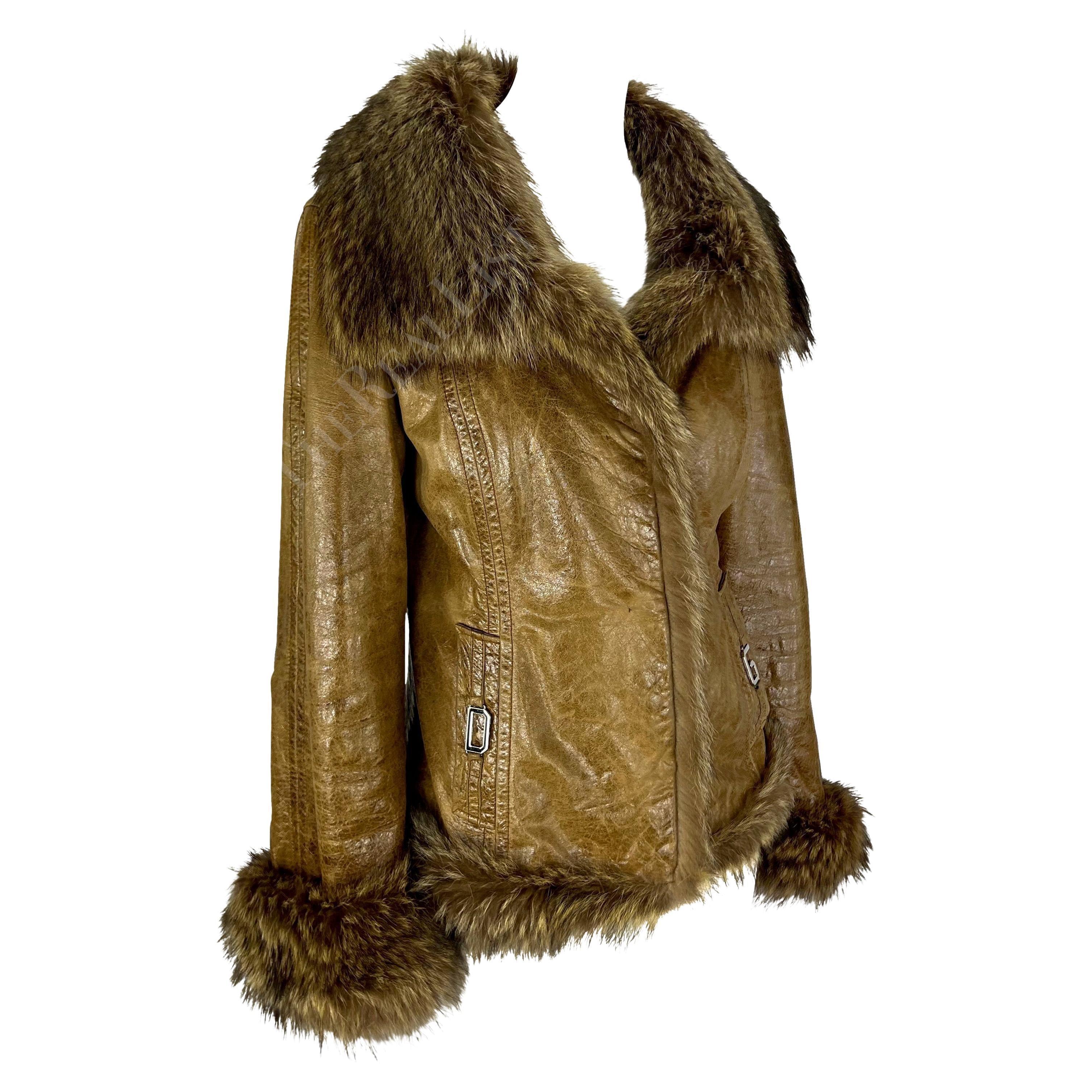 2000s Dolce & Gabbana Logo Hebilla Marrón Abrigo de piel charol envejecido en venta 3