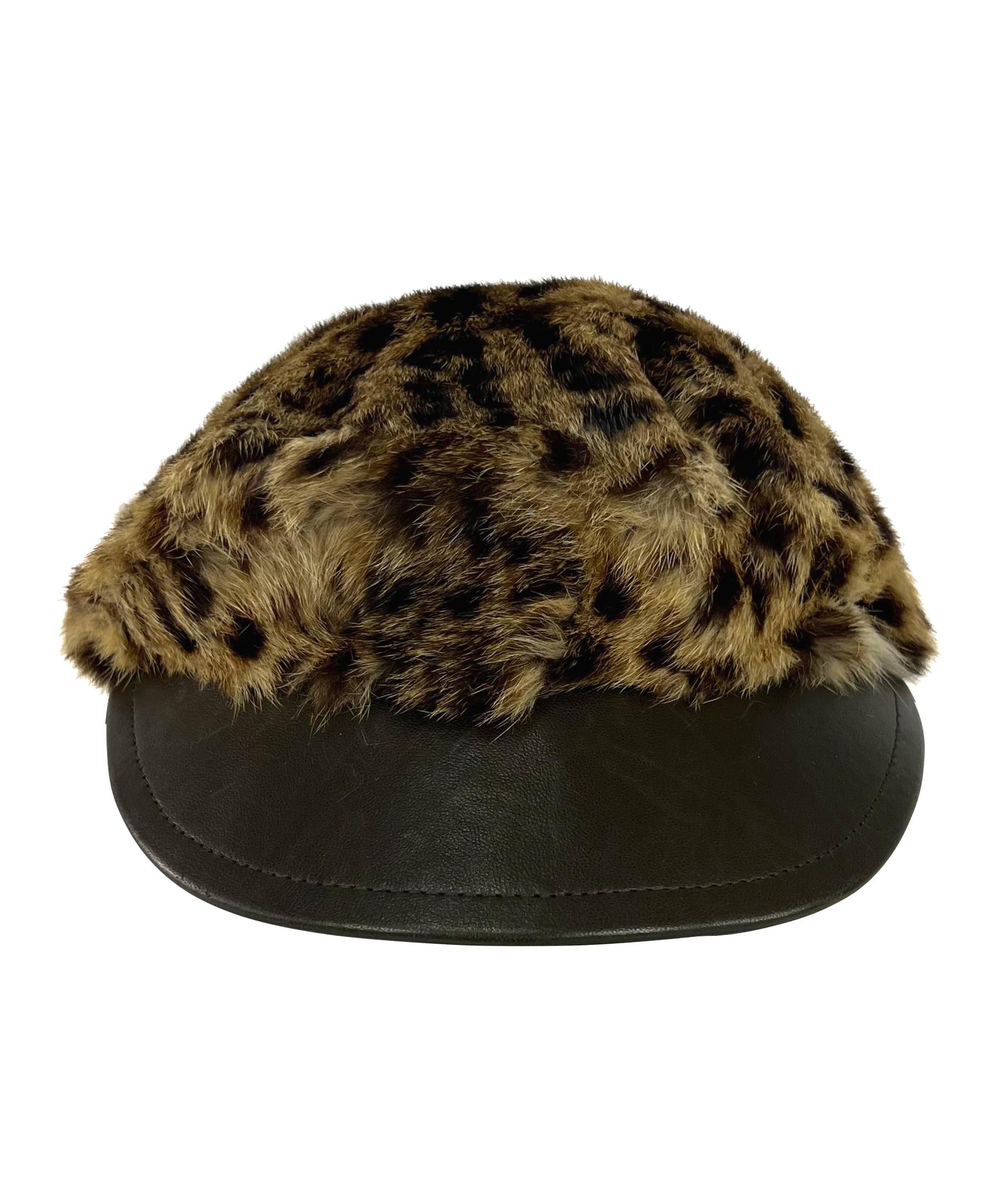 Questo favoloso cappello in stile giornale di Dolce & Gabbana, risalente ai primi anni 2000, è realizzato con una pelliccia maculata naturale e completo di una visiera in pelle marrone scuro. 

Misure approssimative: 
Taglia - M
Diametro superiore:
