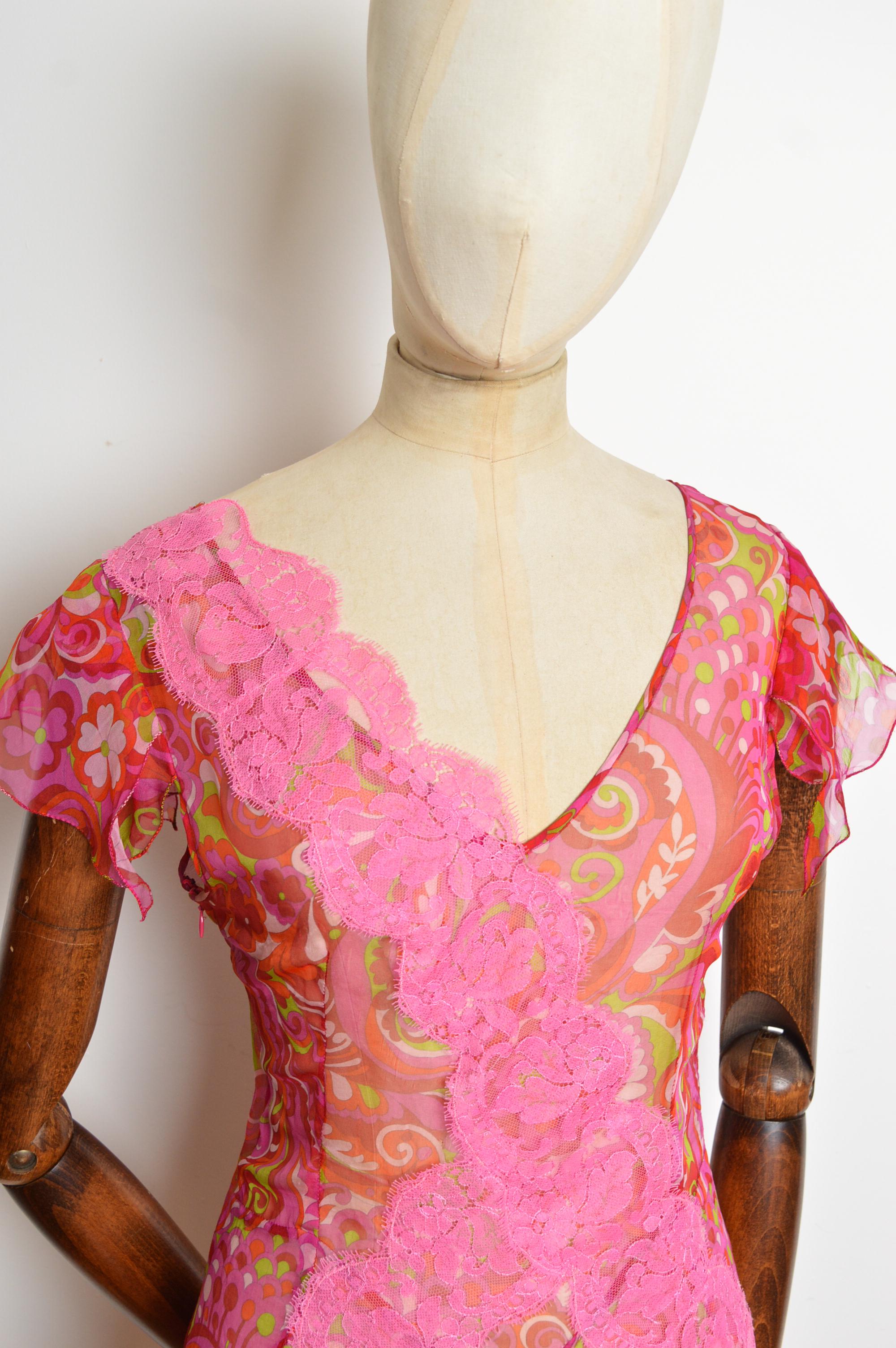 2000er Dolce & Gabbana Psychedelische Rosa Seidenspitze Schwebende Durchsichtige Bluse - Tunika Top (Pink) im Angebot