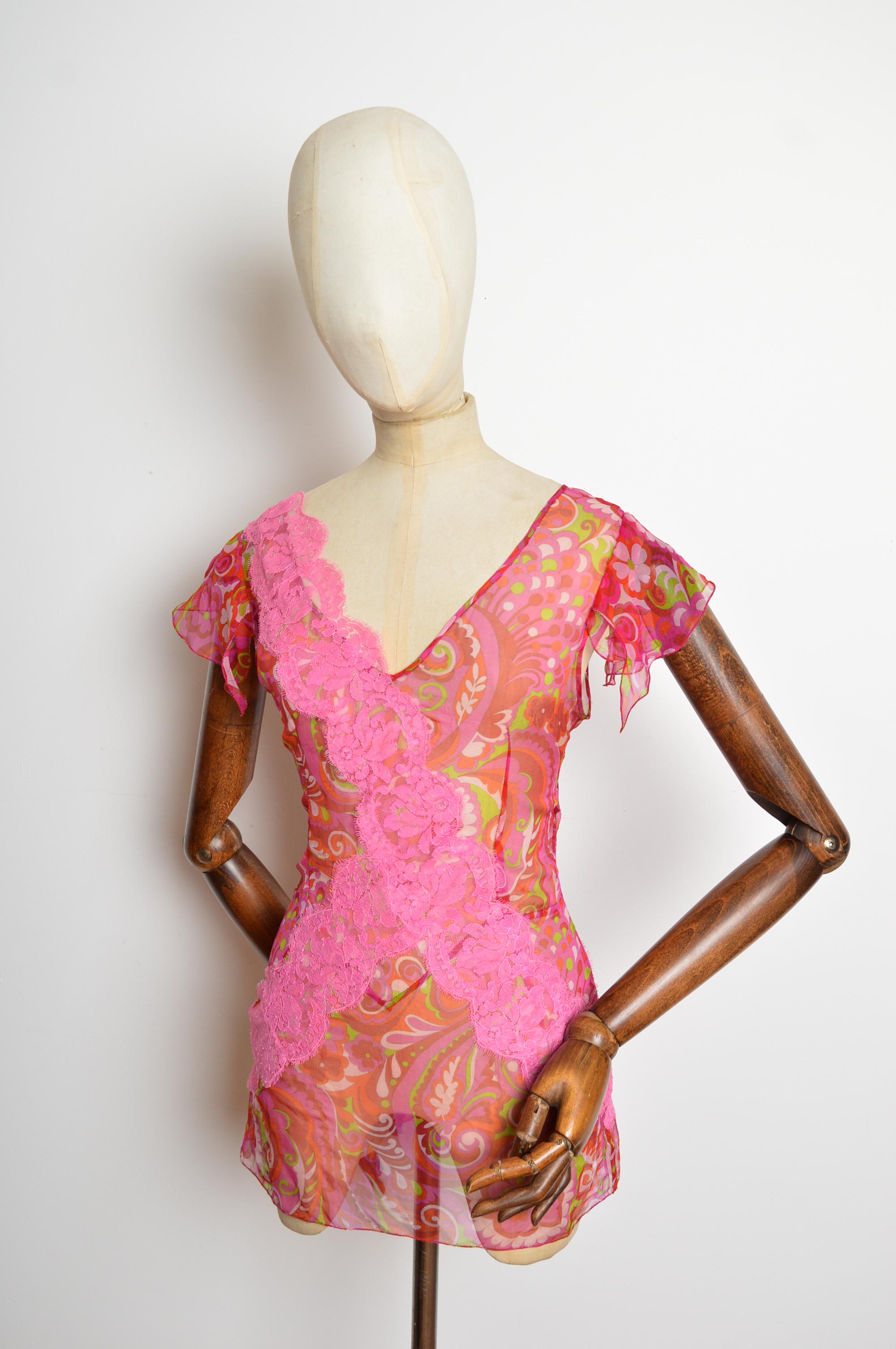 2000er Dolce & Gabbana Psychedelische Rosa Seidenspitze Schwebende Durchsichtige Bluse - Tunika Top im Angebot 4