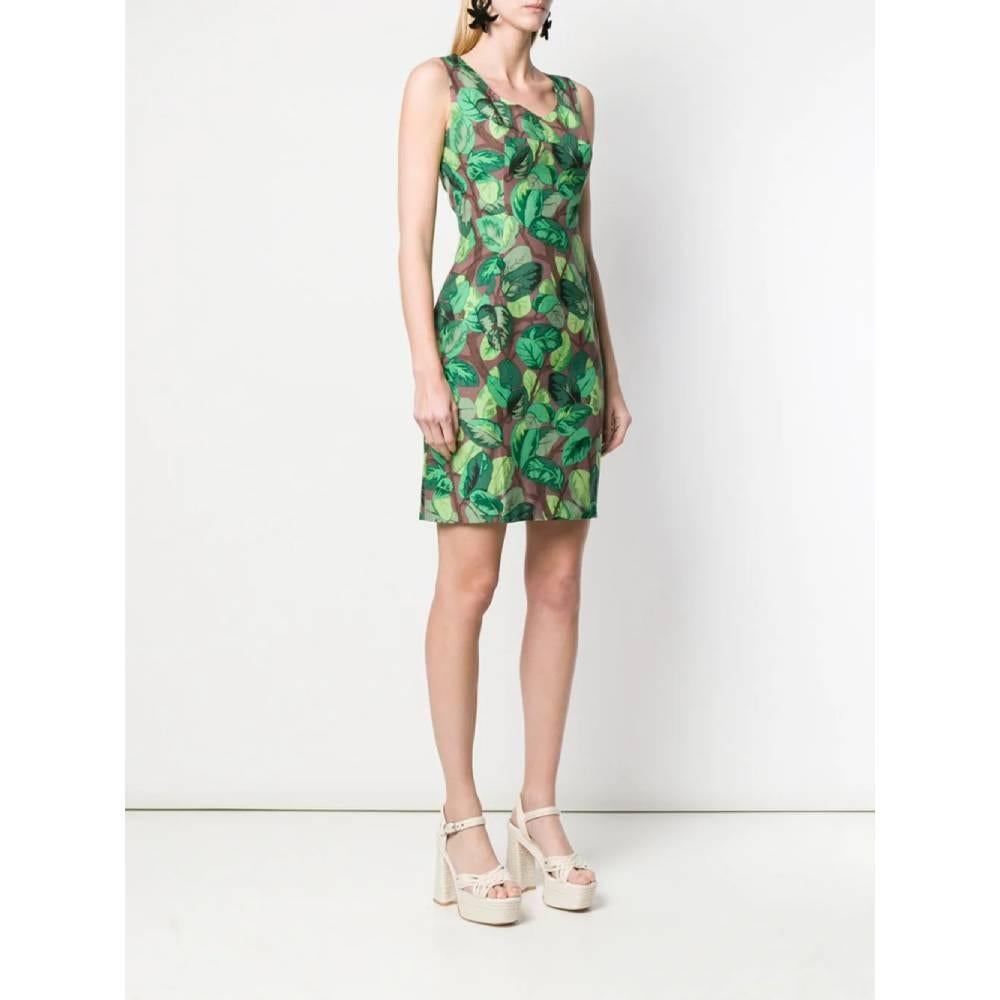 Dolce & Gabbana brown sleeveless silk dress with leaves printed in shades of green. Model with round neckline, slightly flared and zip closure on the back.
Years: 2000s

Made in Italy

Size: 44 IT

Flat measurements:

Lenght: 94 cm
Bust: 44 cm