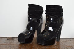 Donatella Versace, schwarze Wildleder- und Lack-Stiefeletten mit Bondage-Riemen aus den 2000er Jahren, EU 37,5