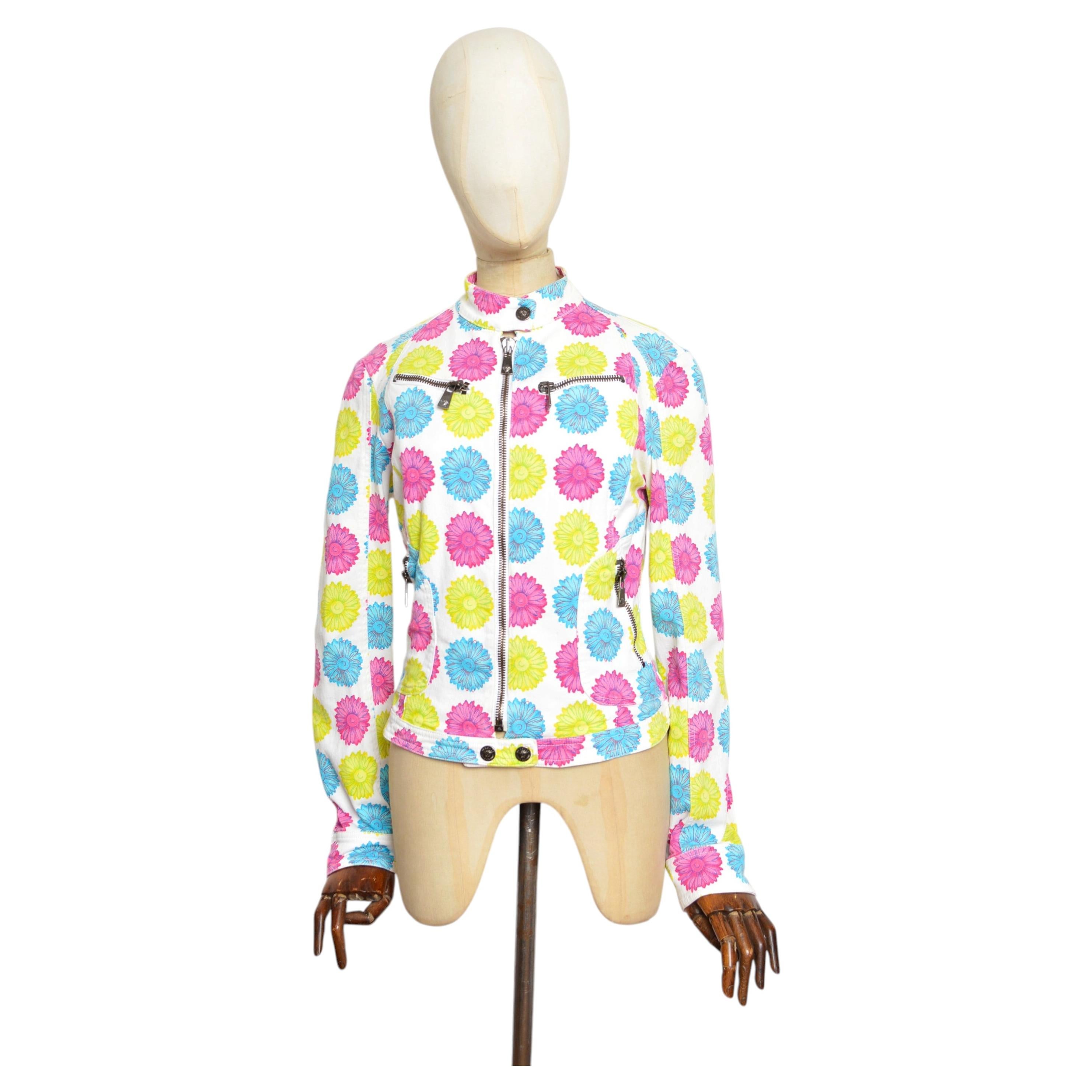 Donatella Versace: Bunte Jeans-Bikerjacke mit Gänseblümchen-Print aus den 2000er Jahren
