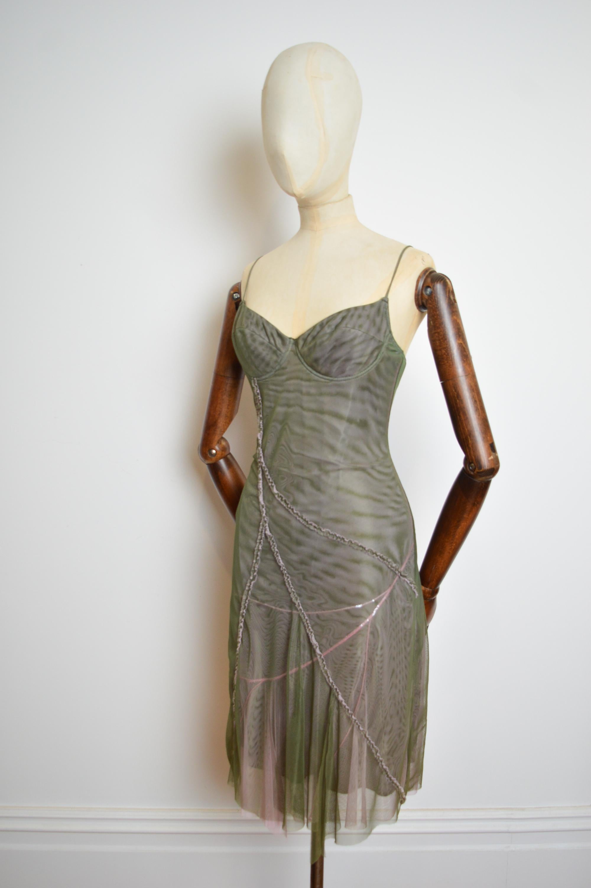 2000 Donatella Versace Vestido de cóctel con corsé de malla etérea verde y rosa 
FABRICADO EN ITALIA. 
Tirantes de espagueti en los hombros, cuerpo ajustado, cremallera oculta en la espalda, detalles de lentejuelas cosidas a mano.
Busto; 32
Desde la