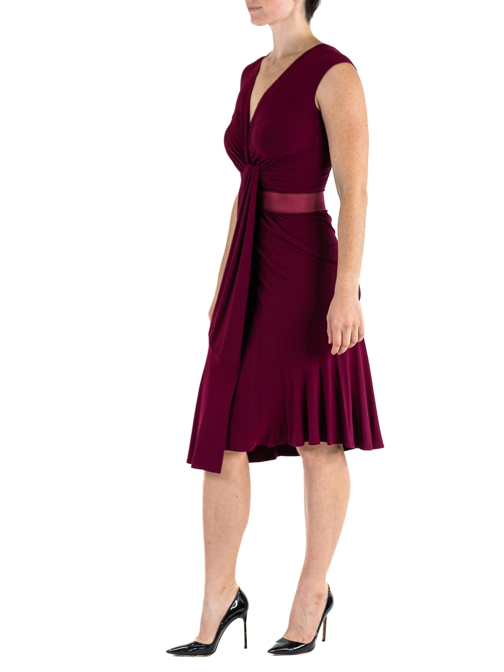2000S DONNA KARAN Garnet Red Rayon Jersey Knot Front Ruched Dress With Belt In Excellent Condition For Sale In New York, NY