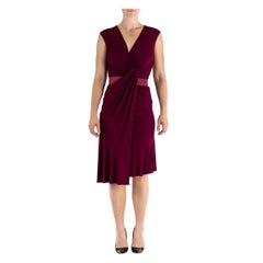 2000er DONNA KARAN Granat Rotes Kleid aus Viskosejersey mit geknoteter Vorderseite und Gürtel