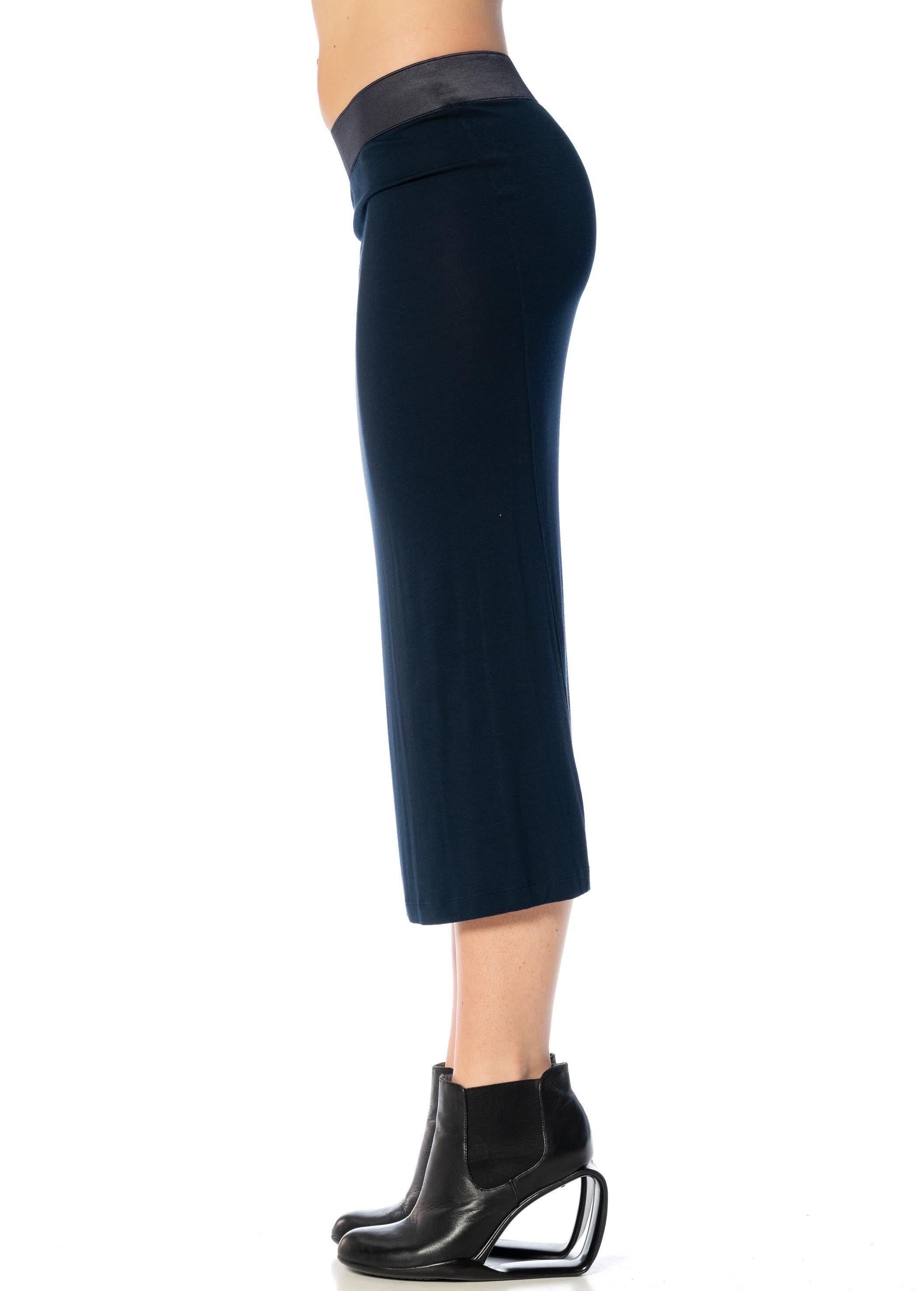 DONNA KARAN, jupe en rayonne bleu nuit avec ceinture élastique épaisse, années 2000 Excellent état - En vente à New York, NY