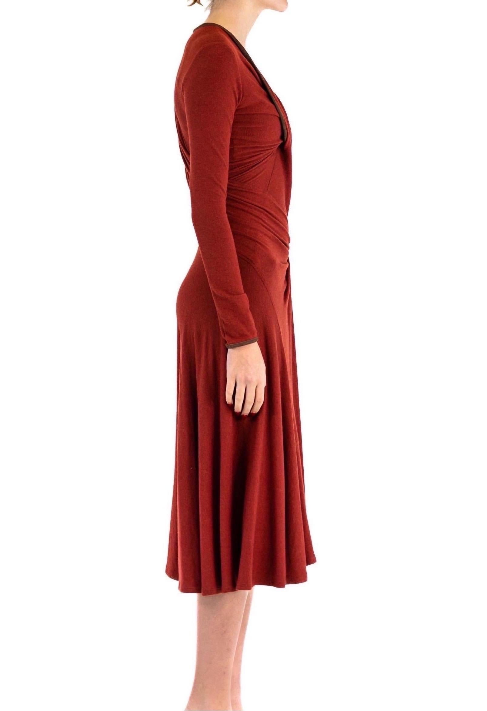 DONNA KARAN Robe en jersey de laine mélangée rouge rouille avec bordure en daim d'agneau, années 2000 Excellent état - En vente à New York, NY