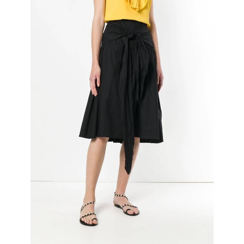 Dries Van Noten pleated wide skirt in black cotton with adjustable waist belt.
Years: 2000s

Made in Belgium

Size: 38 FR

Flat measurements

Lenght: 68 cm
Waist: 45,5 cm