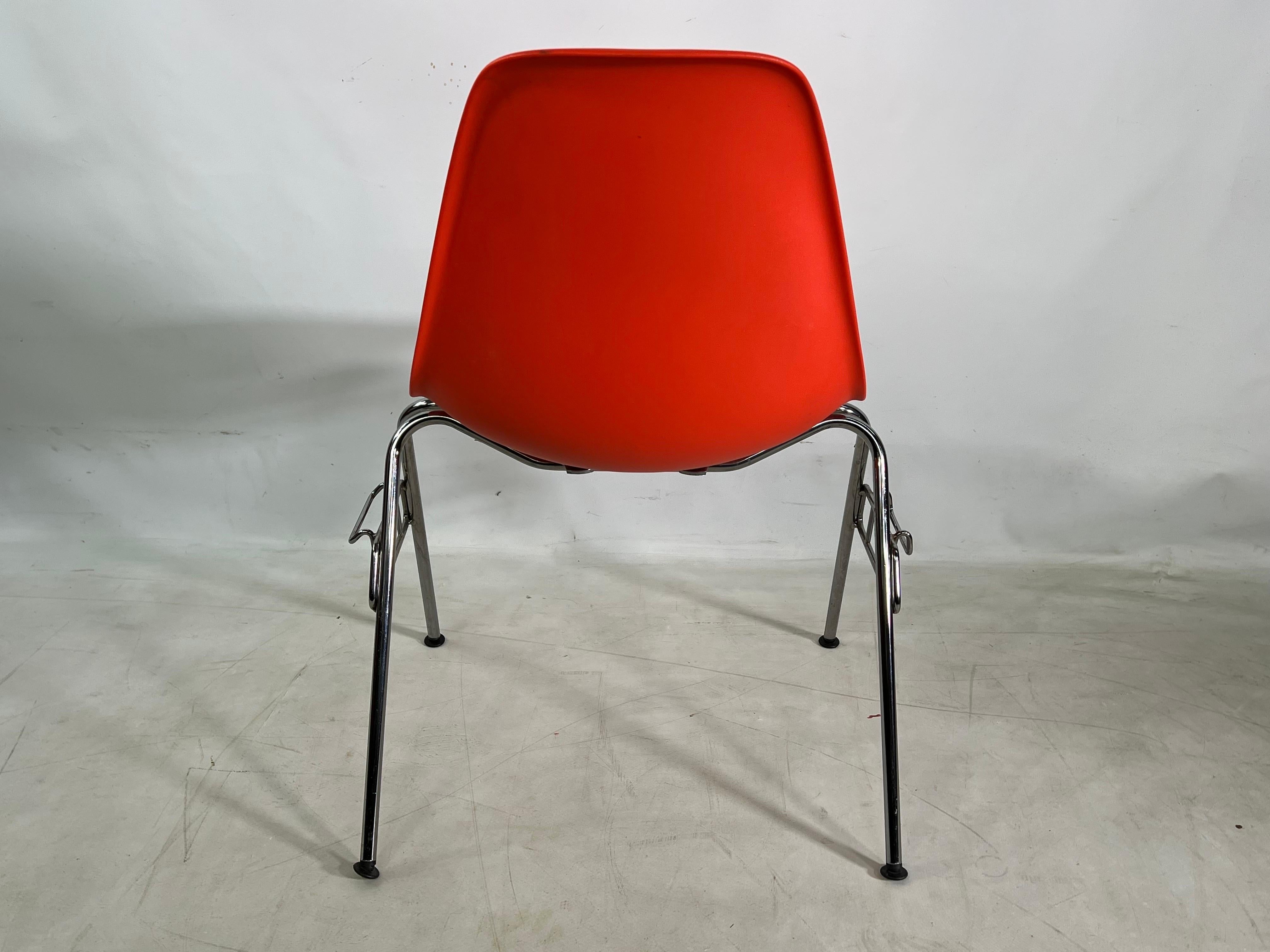 Modern Living - Dans les années 1950, la coque moulée d'Eames a changé tout ce qu'une chaise pouvait être : sculpturale, pratique, produite en série. Désormais en polypropylène recyclable, cet élément de base de la vie moderne s'adapte à tous les