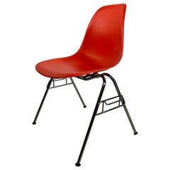 Sedia laterale in plastica modellata Eames degli anni 2000