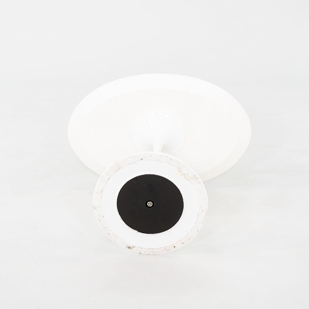 Moderne 2000's Eero Saarinen for Knoll Tulip End Table with Oval Laminate Tops (Table d'appoint tulipe des années 2000 avec plateaux ovales en stratifié) en vente