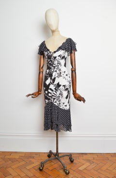 Emanuel Ungaro Fever, anni 2000, abito da flamenco con dettaglio di volant, a pois e con vestibilità aderente