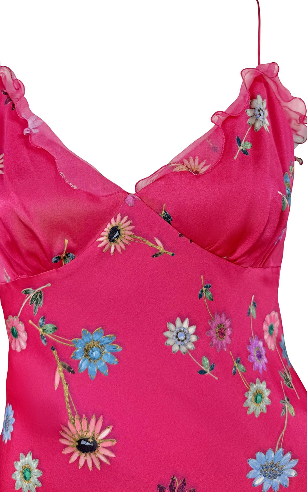  De la década de 2000, este slip dress de Emanuel Ungaro está confeccionado en vibrante satén rosa intenso y estampado con un caprichoso motivo floral compuesto de piedras preciosas impresas. Diseñada con delicados tirantes de espagueti y suave
