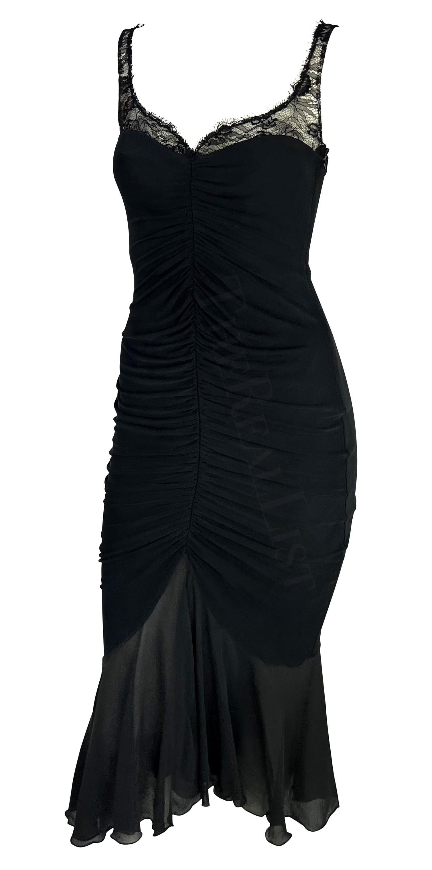Ich präsentiere ein schwarzes Emanuel Ungaro Bodycon-Kleid aus den 2000er Jahren mit Spitzenakzenten. Sexy Rüschen strahlen von der Mittelnaht aus und führen zu einem transparenten ausgestellten Rock. Transparente Spitze zaubert einen herzförmigen