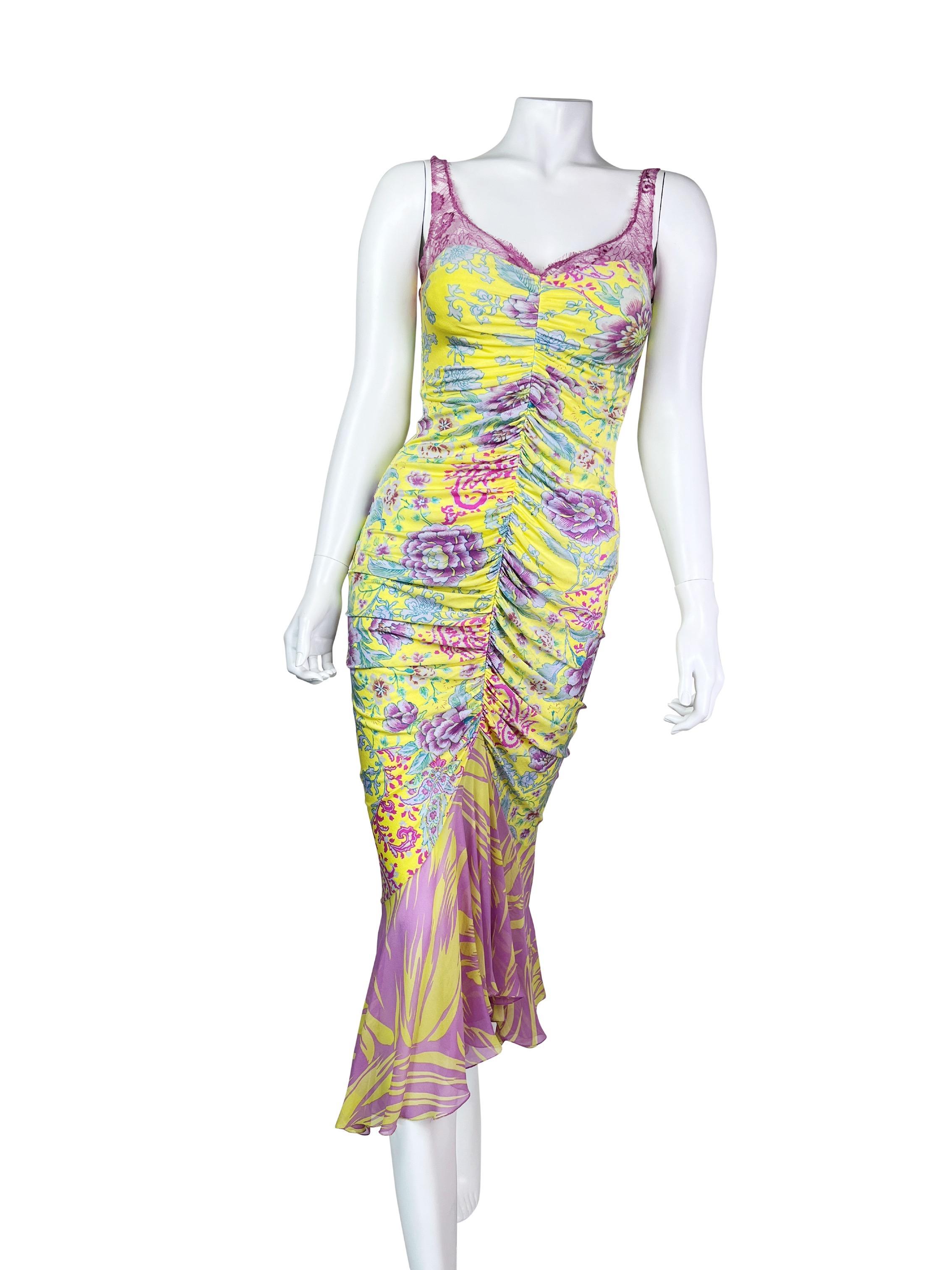 Dieses geblümte Kleid von Emanuel Ungaro aus den 2000er Jahren ist dank der Rüschen an der Vorderseite und dem weichen, dehnbaren Stoff sehr schmeichelhaft. 

Größe IT 38, entspricht XS, aber es passt jedem zwischen XS und M, da es sehr dehnbar ist.