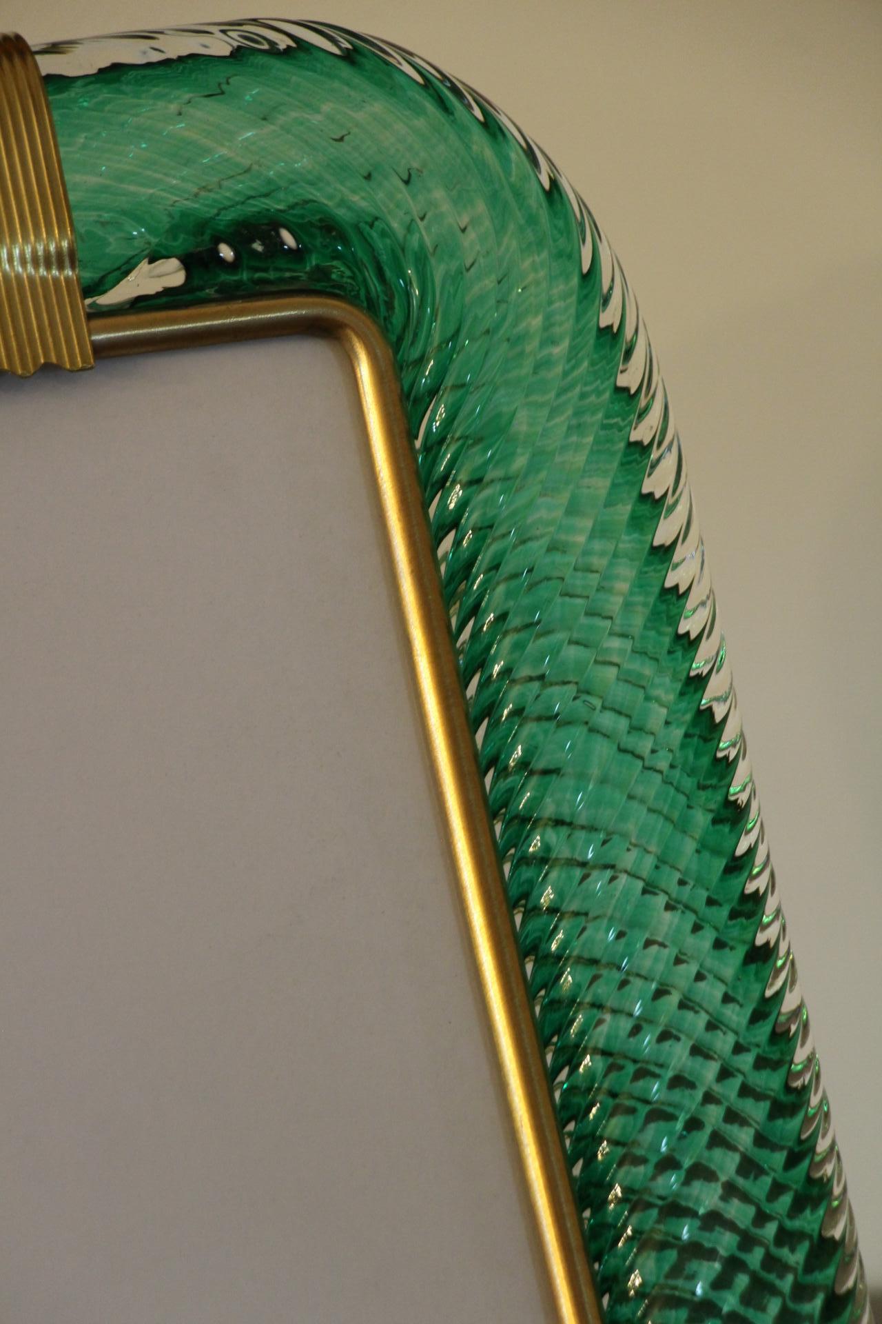 Marco de cristal de Murano retorcido verde esmeralda y latón del año 2000, de Barovier Italiano en venta