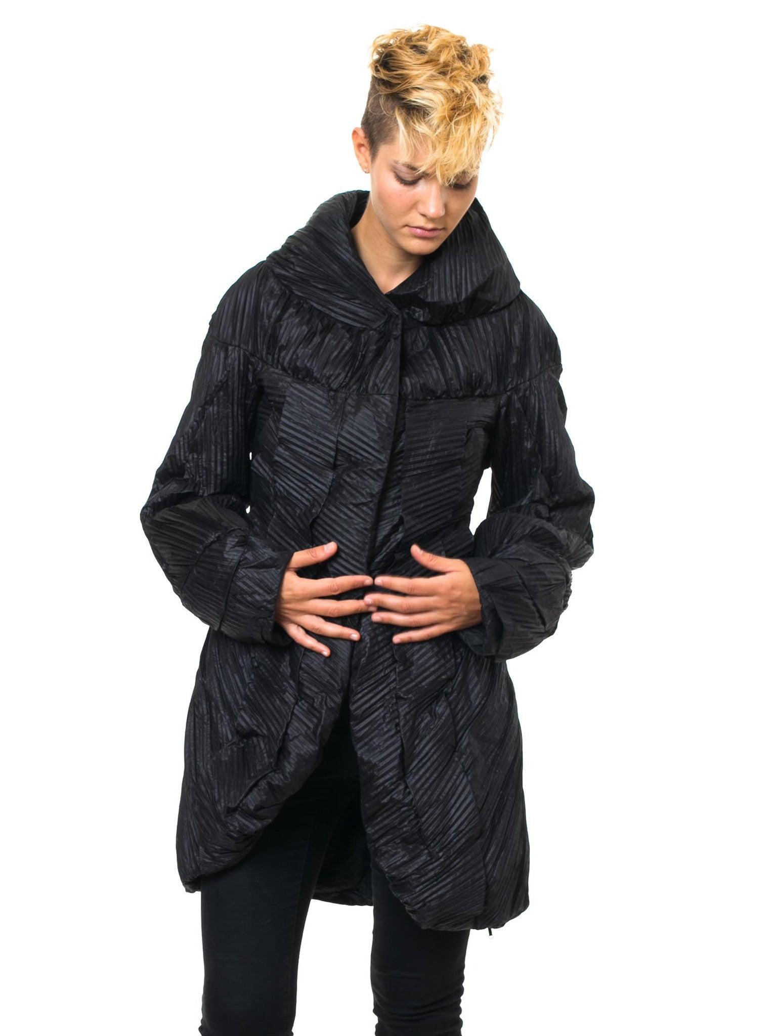 2000S ERMANNO SCERVINO Black Puffer Abstract Origami Flower Back Coat In Excellent Condition For Sale In New York, NY